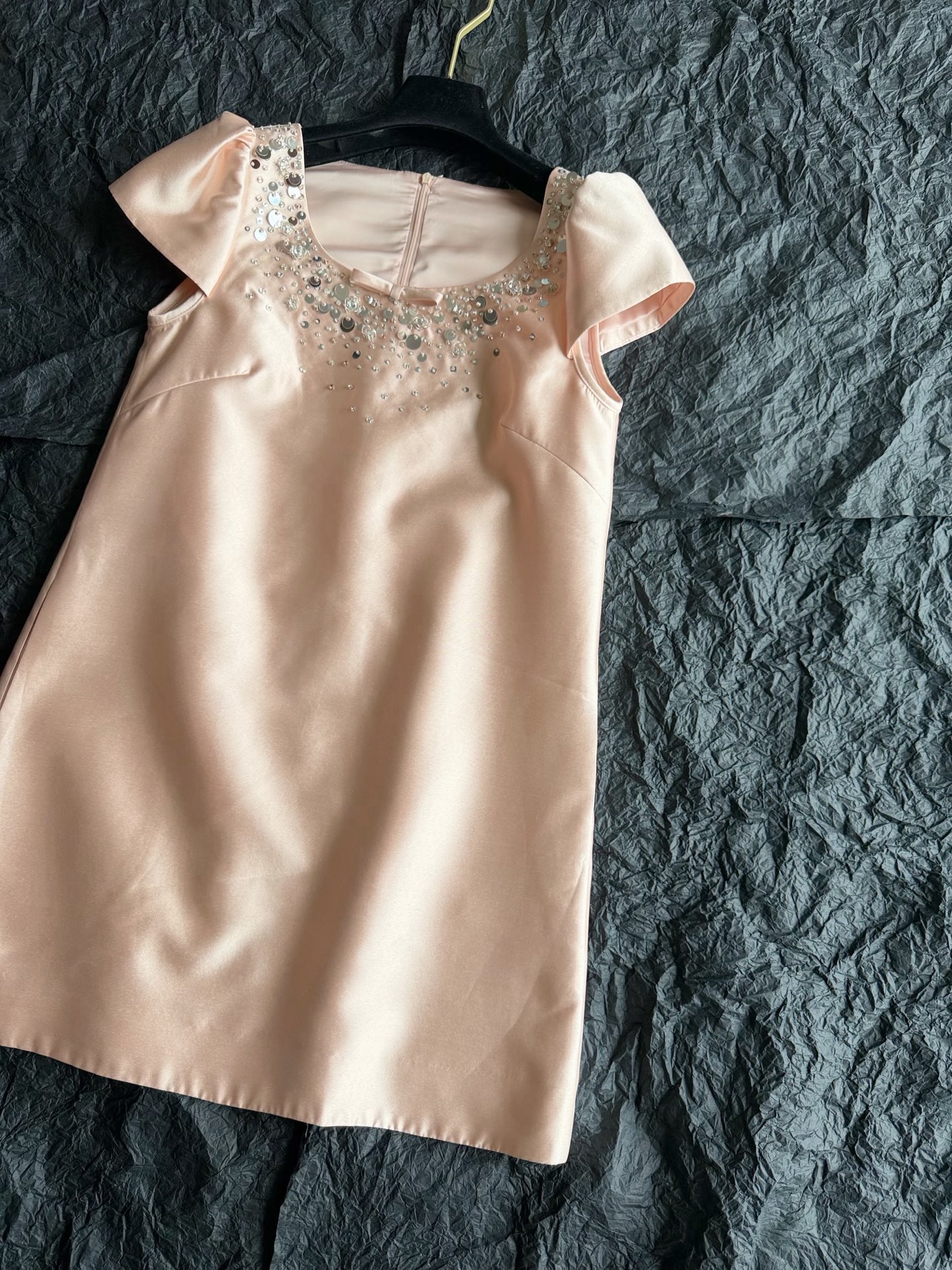 NO:908429,Pearlescent powder·detailed real photos. Recommended to every old customer. Its good looks are due to every worker. It takes 3-5 hours to make carefully. I recommend you to try it boldly. This version is really surprising for the upper body.19860909珠光粉·细节实拍图 推荐给每一位老顾客 它的高颜值都是每一位工人 耗时3-5小时精心制作完成. 推荐各位大胆尝试 这款版型上身真的有惊喜,,,Women's clothing