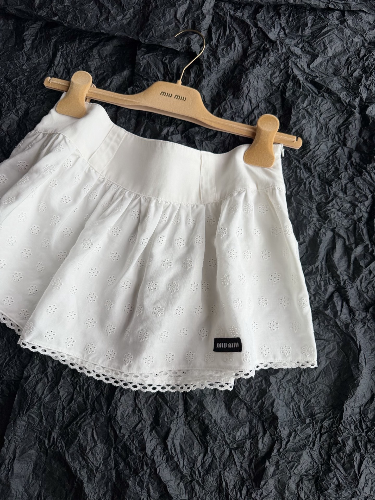 NO:908421,Lace skirt·detailed real photos. This big item has just been put into storage. Everyone is rushing to keep it without hesitation!! You can match it with various belts and layer it with various bases to look outstanding. Skirts,19860909花边半裙·细节实拍图 这一条大货刚入库 大家都抢着自留毫不犹豫 !! 可自己搭配各类腰带 叠穿各类打底都出挑,,skirts,,Women's clothing