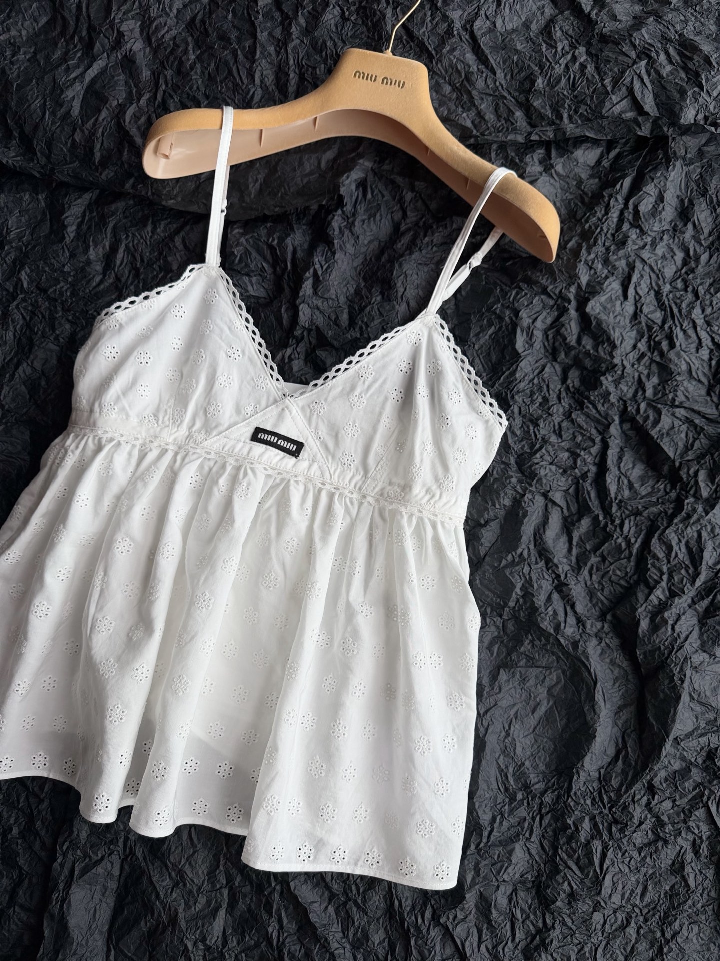 NO:908412,Miu's cute little vest that must be stocked in spring and summer. This fabric and design are so exciting to me ~~ Zhang Yuanying got the same style quickly!! The well-received jacquard embroidered pure cotton fabric has been softly washed and soft and skin-friendly. It looks simple but is actually spliced ​​into two kinds of fabrics. The logo part and shoulder straps are made of silk. The elastic band on the back is not flattering. It is a small suspender that looks good when worn casually. It is recommended to wear it with the low-waisted skirt of the same series.,,miumiu,skirts,19860909Miu春夏必囤的乖巧小背心 这个面料和设计太戳我了 ~~ 张元英同款速度来get !! 颇受好评的提花刺绣纯棉面料 经过柔软洗水,柔软亲肤 看似简约实则拼接了两种面料 logo部分和肩带都是丝绸质地 后背弹力带不挑身材 随便一穿就很好看的小吊带 推荐搭配同系列低腰半裙一起入.,,miumiu,skirts,,Women's clothing