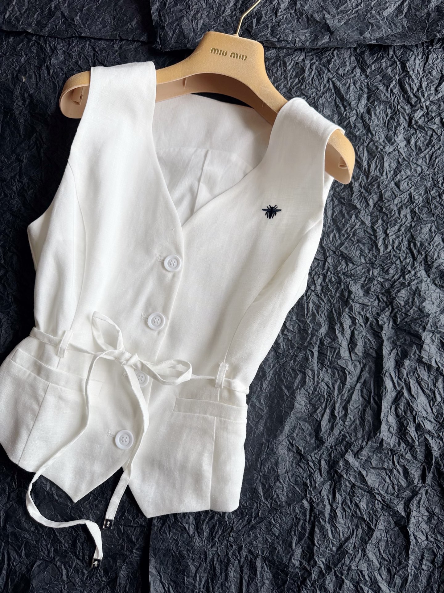 NO:909107,White vest·detailed real photos. You can feel the good texture through the screen. The blend of Tencel and linen is more comfortable and skin-friendly than ordinary linen. It comes with a drawstring that can be tied. The three-dimensional cutout of the vest particularly highlights the head-to-shoulder ratio.19860909白色马甲·细节实拍图 隔着屏幕都感受到好质感 天丝亚麻的混纺 比普通的亚麻更加舒适亲肤. 配送抽绳可系带 立体剪裁小马甲特别彰显头肩比,,,Women's clothing