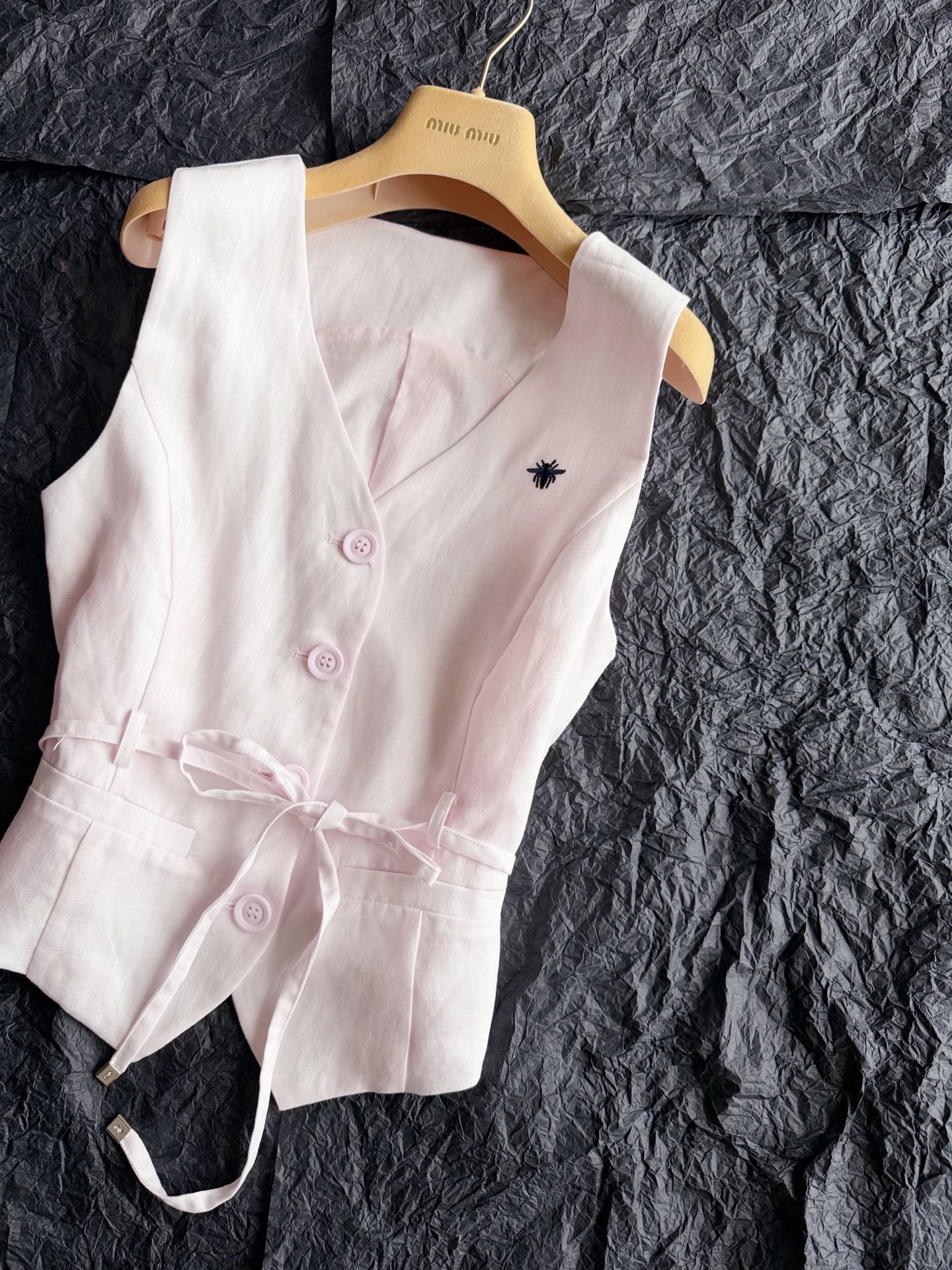 NO:909095,I love this kind of no-brainer suit in summer. It has both good looks and comfort. I am the first to keep it. There is no redundant design in the whole body. Excellent linen Tencel fabric. It has a high-quality texture and is soft and breathable. The material that can breathe in summer is the king material. A slim waist waistcoat is paired with wide-leg trousers to beautify the proportion of narrow top and wide bottom. It can be controlled by people regardless of height. Pale pink and pure white are at least in stock. Cherish this kind of quality product that sells one set and one less set.19860909夏季都爱这种不费脑的套装 有颜值又有舒适度,我率先自留 整体无一处多余设计 绝好的亚麻天丝面料 质感上上乘,又足够柔软透气 夏季会呼吸的材质才是王者材质 修身可收腰马甲搭配阔腿裤 上窄下宽美化比例 不论高矮个子都能驾驭的很好. 淡粉色 正白色起码入库 珍惜这种卖一套少一套的精品,,,Women's clothing