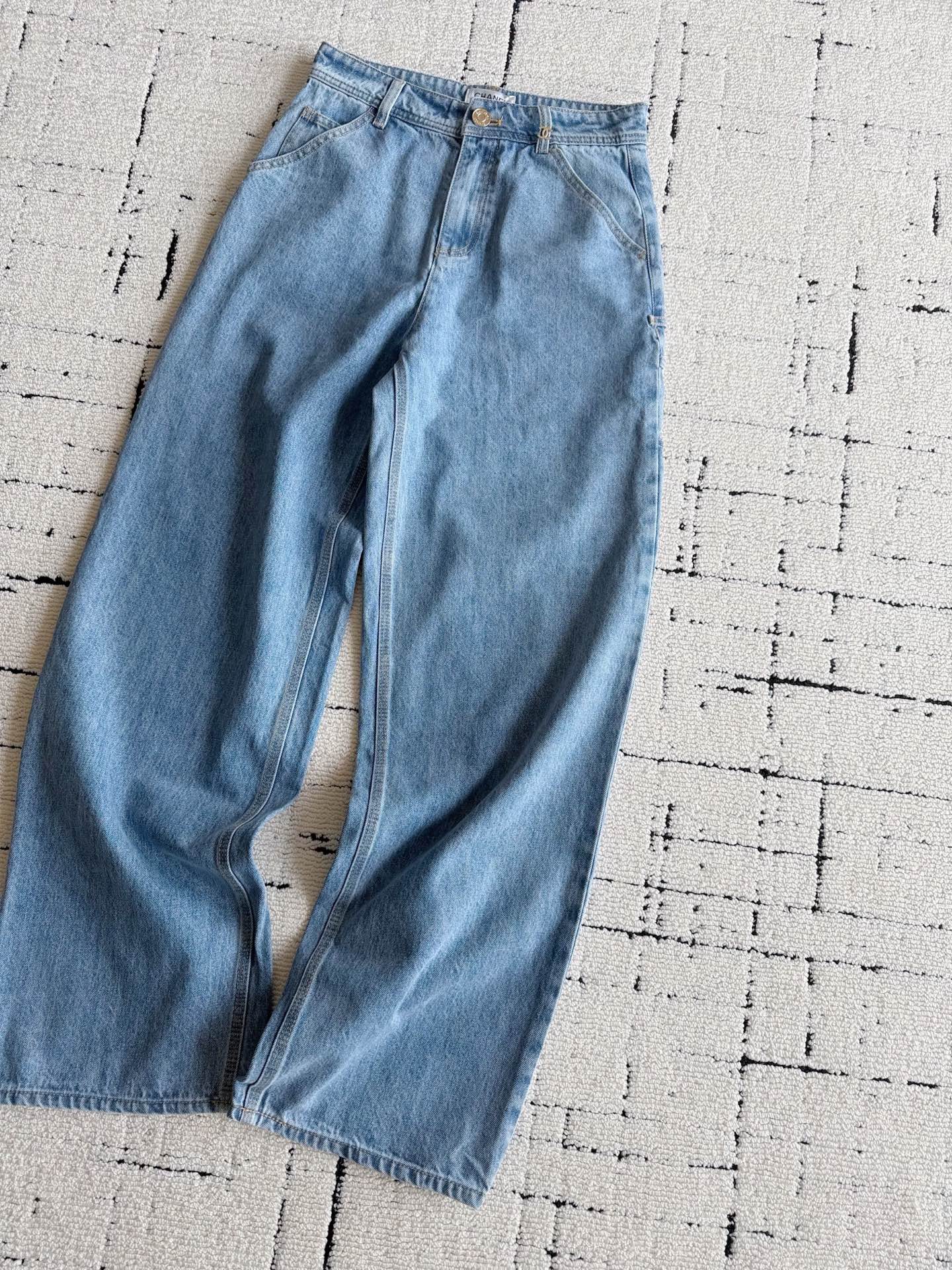 NO:909140,Chane·Seoul show preview, the first to release double C jeans on the whole network. I believe that many domestic cabinets have not yet received this pair. My first release is enough to prove our channel. No need to say more to understand. Let you wear it with the first batch of vic. Customized denim blue high weight fabric, moderate thickness and can be worn all year round. Three-dimensional tailoring, mid-high waist, straight and loose. It is a classic version of Xiangjia. It is not picky. Hand-assisted double Clogo and standard hardware. Smart to take advantage of the first batch of ready goods.  !!,,chanel,chanel,jeans,19860909Chane·首尔大秀预告款 全网率先发布双C牛仔裤 我相信这一条国内很多柜子都还没拿到 我家率先发布足以证明我们渠道 无需多言懂自懂 让你们和首批vic一起穿上. 定制牛仔蓝高克重面料 厚薄适中一年四季都能穿上 立体剪裁中高腰 直筒偏宽松 是香家经典版型不挑人 手工辅助双Clogo加标配五金 聪明的趁首批现货入 !!,,chanel,chanel,jeans,,Women's clothing