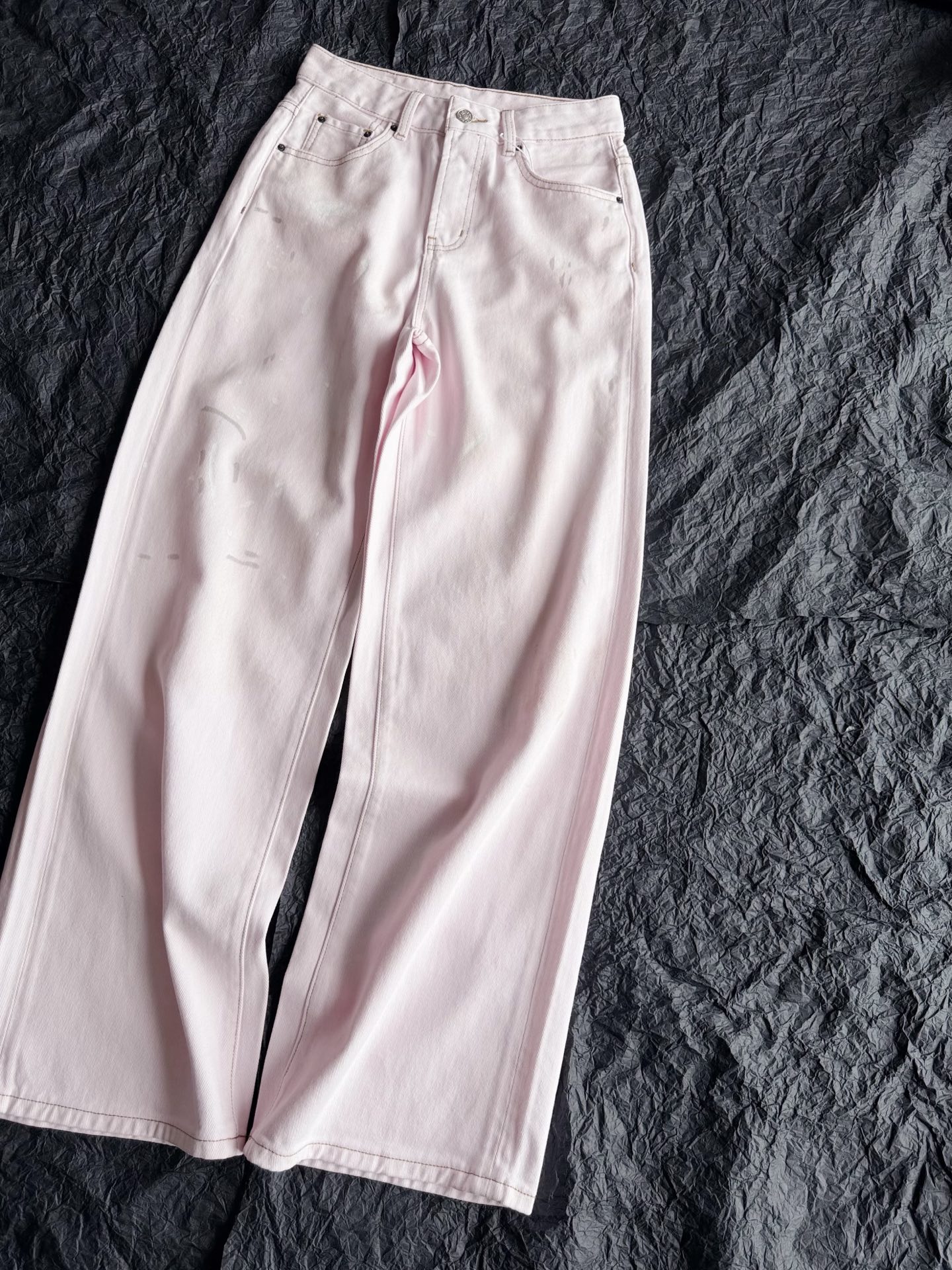 NO:909112,I will never say no to Acne jeans. This pair of ink-splashed pink, of course I keep it for myself. The custom-made pink denim cotton has been treated with distressing and soft washing. The upper body is draped in a stylish and not rigid manner. Customized hardware and leather labels of the same color. Ink-splash printing embellishment, high-end fashion sense. The weak and fashionable standard jeans. It is recommended to match it with tops in three colors: black, white and gray. Acne studios, jeans,19860909我永远不会拒绝Acne牛仔裤 这条泼墨粉色,当然自留 定制的粉色牛仔棉 经过做旧+柔软洗水处理 上身垂坠有型不死板 另外定制的五金加同色系皮标 泼墨印花点缀,高阶时髦感 弱弱的时髦精标配牛仔裤 推荐搭配黑白灰三个颜色上衣,,acne studios,jeans,,Women's clothing