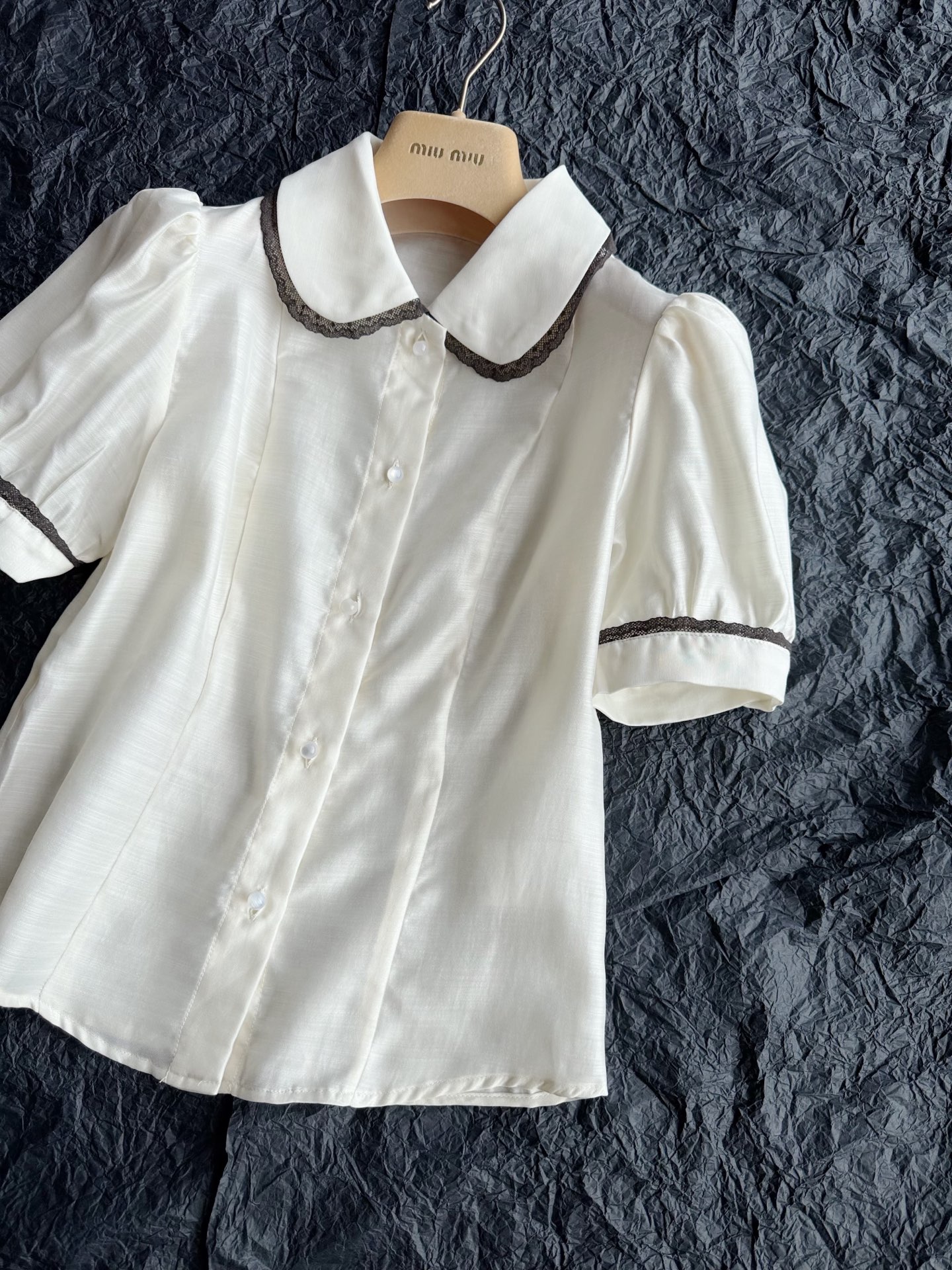 NO:909100,D to the d - a bit Korean and a bit French. Who knows the gold content of this shirt!! Real photos can't show the surprise of the upper body. Customers who try it on are the fastest to pay for it. Custom-made Tencel fabric with consistent texture is comfortable and breathable without feeling cheap. The three-dimensional cut doll collar and puff sleeves are just right and not exaggerated, making the whole person's complexion look particularly good!!,,19860909D to the d-有点韩系又有点法式 谁懂这件小衫含金量 !! 实拍远远展现不了上身的惊喜 这件但凡是试穿的顾客 都是买单最快的一次. 定制一致的纹理感天丝面料 舒适透气拒绝廉价感 立体剪裁娃娃领加泡泡袖 版型都是恰到好处不夸张 把整个人的气色显的特别好 !!,,,Women's clothing