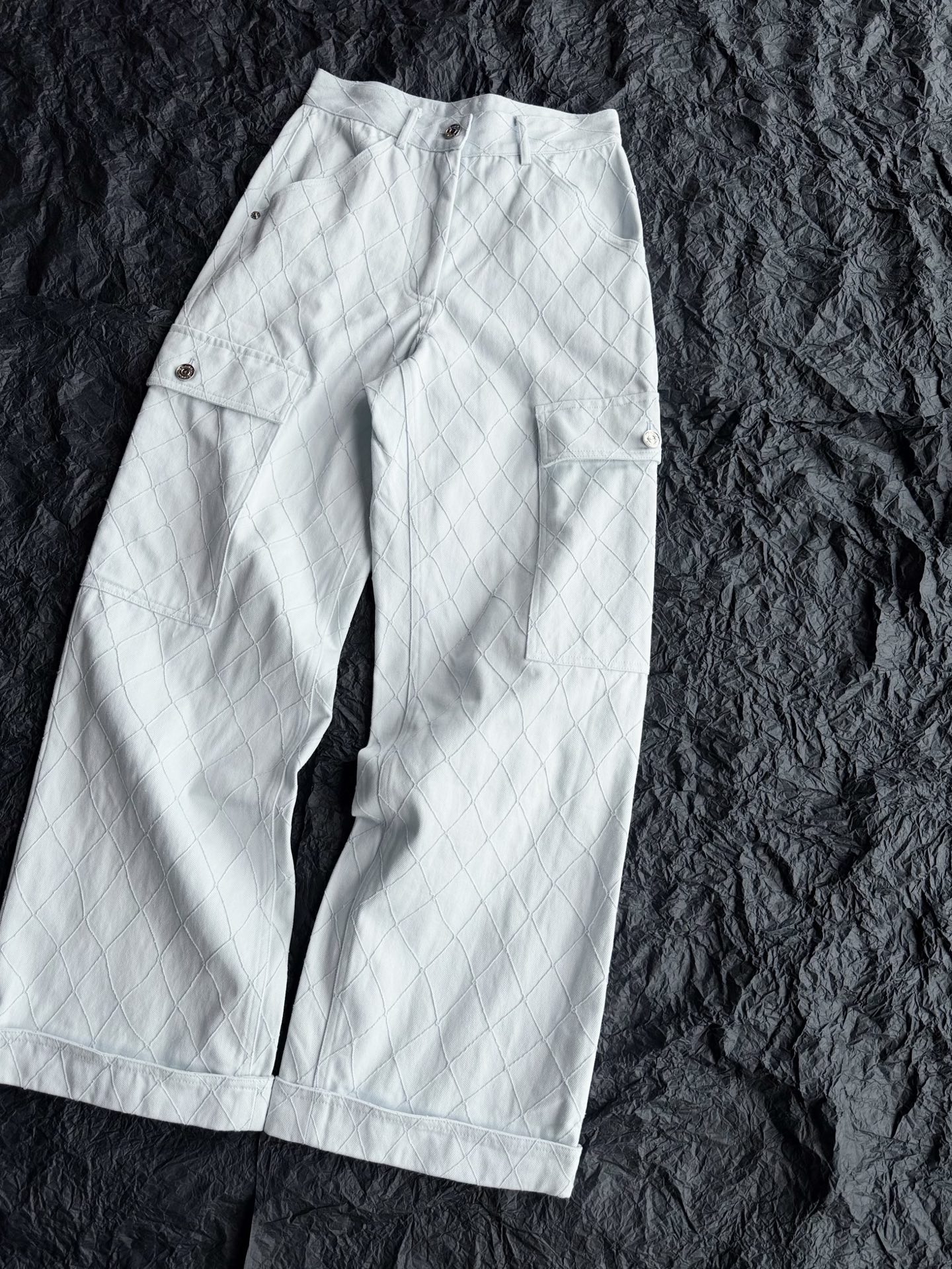 NO:909088,The must-have series of Coco beach denim trousers is here~ You can see my good fabrics through the screen. The clear three-dimensional rhombus pattern has obvious bumps and convexes to the touch, and the touch is restored. The three-dimensional tailoring is mid-high waist and loose version. There are no restrictions on leg shape and height. It can be matched with various camisole vests or combined with the series of jackets for more advanced ones.,,jackets & coats,19860909Coco beach必入系列 牛仔长裤实拍来喽 ~ 隔着屏幕都看得到我家好面料 清晰立体的菱格纹 触摸明显凹凸感,手感还原 立体剪裁中高腰宽松版型 对腿型和身高都不设限 可搭配各类吊带背心 或者和系列外套一起入更高级.,,jackets & coats,,Women's clothing