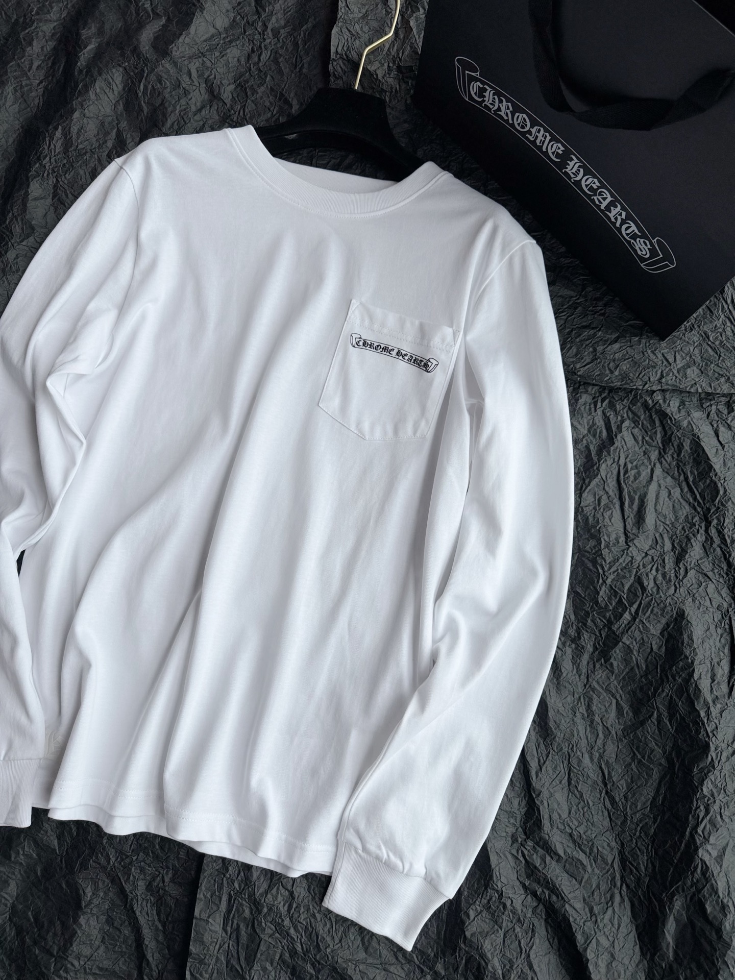 NO:909129,Update this long-lasting long-sleeved tee. Long-termism, careful taste of black and white Croxin. It is recommended to prepare a few more base shirts. One person can buy it for the whole family to share. It is still a high-weight pure cotton fabric. It is dyed with elastic threads, durable and not easy to lose elasticity. It is moisture-wicking and easy to take care of. The classic Sanskrit print is never tired. No matter what lower body is matched with it, it gives people a low-key luxury and excellent aesthetic existence., chrome hearts,19860909更新这款经久不衰的长袖tee 长期主义,细细品味的黑白克罗xin 推荐多备几件的打底衫 一人入手全家共享 依旧是高克重纯棉面料 定染弹力螺纹,耐穿不易失弹 吸湿排汗的同时又好打理 经典印花梵文百看不腻 不论搭配什么下半身 都给人低调奢侈,审美极好的存在,,chrome hearts,,Women's clothing