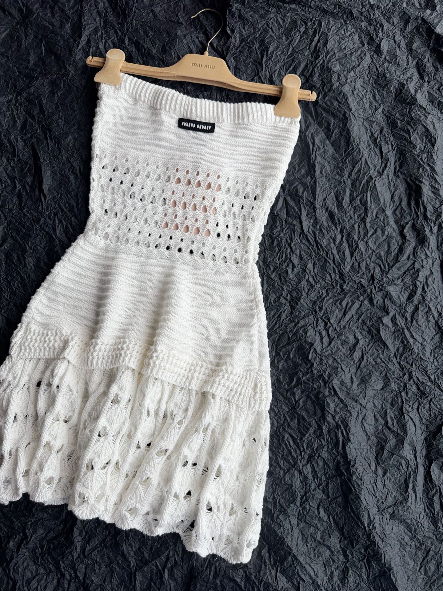 NO:909782,It can be used for both daily life and vacation. This hollow knitted skirt from miu is so beautiful ~~ It is made of high-quality wool and washed softly, making it skin-friendly and delicate without tying. It is suitable for close-fitting wear with a tube top. The elastic weave is very tolerant to the body. It can be used as a top or a dress. It can also be layered with all kinds of miu base layers. It is elegant and fashionable and meets the needs of many occasions.,miumiu,skirts,19860909可以日常又可以度假 miu这条镂空针织半裙好美哇 ~~ 甄选优质羊毛毛料织造 经过柔软洗水,亲肤细腻不扎 适合贴身穿配抹胸 富有弹力的织法对身材包容性很好 可当上衣也可以当连衣裙 也可以叠穿各类miu打底 优雅时髦,满足多场合穿搭需求,,miumiu,skirts,,Women's clothing