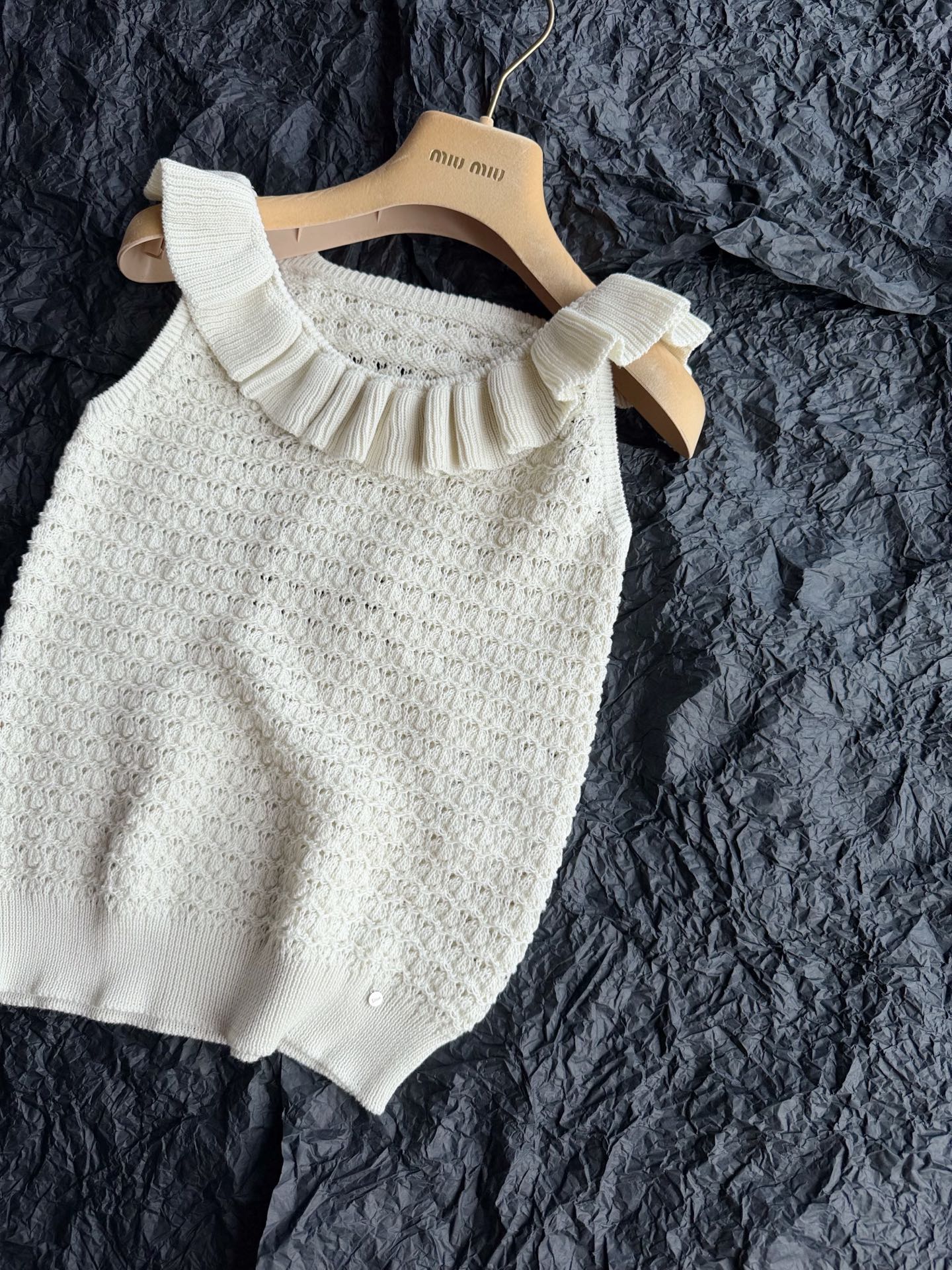 NO:909758,Knitted items that can also be worn in summer. Women's clothing is updated simultaneously with the counter ~~ The ruffled top worn by Dilireba for the first time. The effect of this upper body is amazing!! The special cotton wool yarn dyed in a vat is skin-friendly and breathable, not stuffy or hot. The three-dimensional woven ruffled lapels are made of heavy wool, and the curvature and three-dimensionality are restored. The molded hardware logo and small details are restored one by one.19860909夏天也能穿的针织单品 和柜台同步更新女装 ~~ 迪丽热巴首穿的荷叶边小上衣 这件上身效果太赞啦 !! 包缸定染的纯棉毛料特种纱 亲肤透气,不闷不热 立体织造荷叶边翻领很重一圈的毛料用料十足 且弧度和立体感都还原. 开模小五金logo 小细节一一还原无差,,,Women's clothing