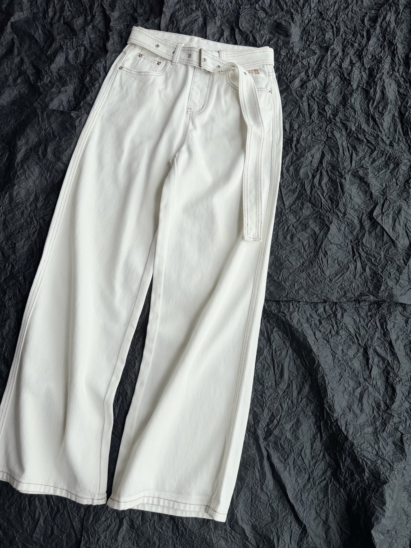 NO:909746,The updated jeans for summer are light, soft and can be worn in summer ~ Those who are afraid of heat can rest assured that this pair is still comfortable, skin-friendly and breathable!! Made of custom-woven light denim cotton, soft and washed, three-dimensional cut straight version, the upper body beautifies the leg shape, making the legs slimmer and longer. Comes with a belt of the same fabric, which can be disassembled and matched separately. Now you can wear the pants into late autumn, jeans,19860909夏天更新的牛仔裤 就是轻薄柔软夏天可以穿的 ~ 各位怕热的可以放心 这一条仍然做到了舒适亲肤透气 !! 定织轻薄牛仔棉柔软洗水 立体剪裁直筒版型 上身美化腿型,显瘦显腿长 配送同款面料的腰带 拆卸下来还可以单独搭配 现在入手可以穿到晚秋的裤子,,jeans,,Women's clothing