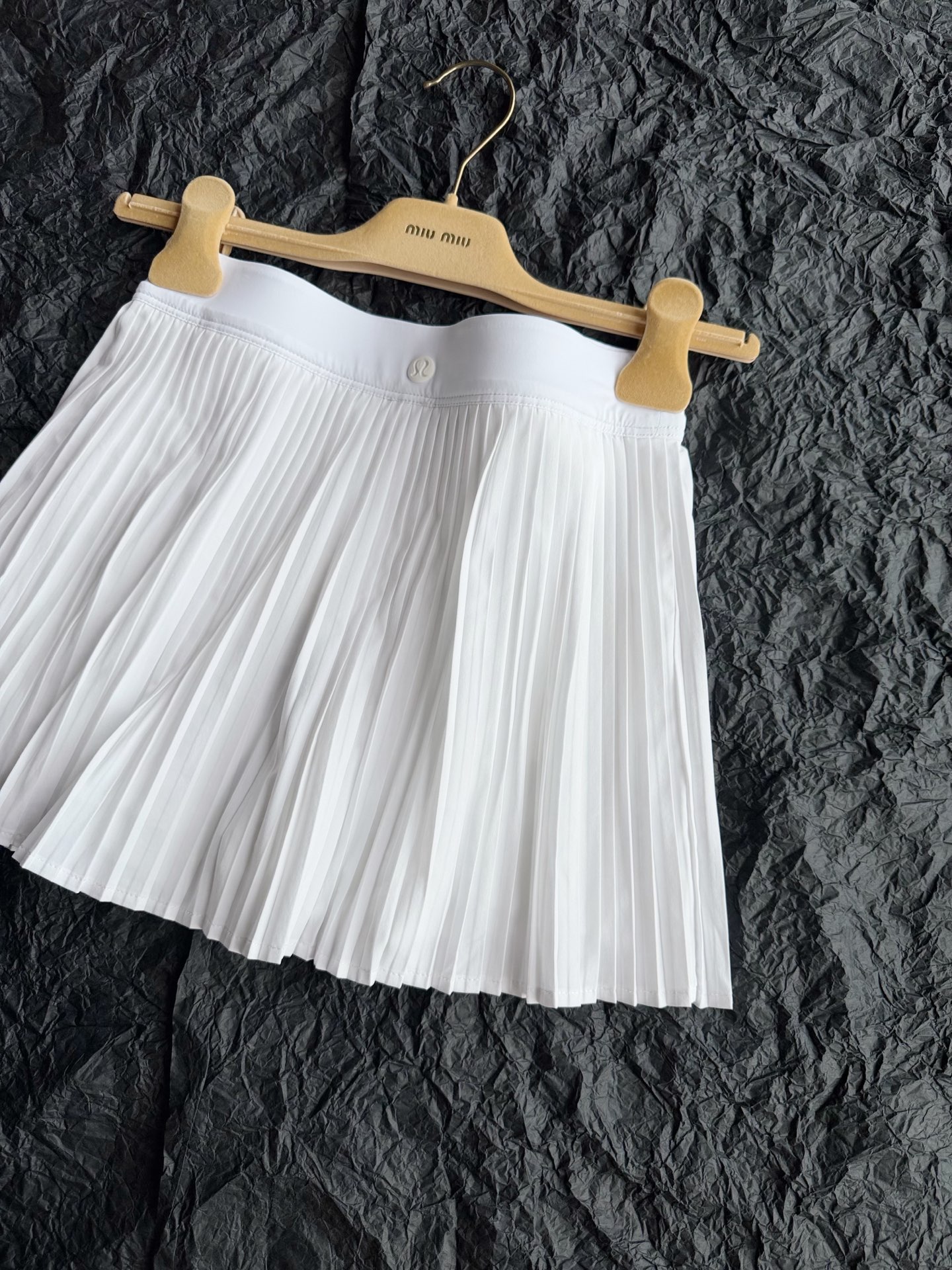 NO:909734,Start with the money-saving series. Lulu’s ultra-versatile pleated skirt is here ~ It can be used for sports or daily life. This one is versatile and fashionable. It has ultra-fine pleats, rich layers and smart drape. It has non-slip sports shorts and a small bag. The elastic waist part is also very delicate. It does not show the belly, so you can control it casually, skirts, shorts,19860909入手就是省钱系列 lulu超百搭的百褶半裙来了 ~ 可以运动也可以日常 这一条挑选它就是百搭又时髦 超精细的细纹压褶 层次丰富,灵动垂坠 内设防滑运动短裤还带个小包 弹力腰部分也处理得很细腻 不显小腹,随意驾驭,,skirts,shorts,,Women's clothing