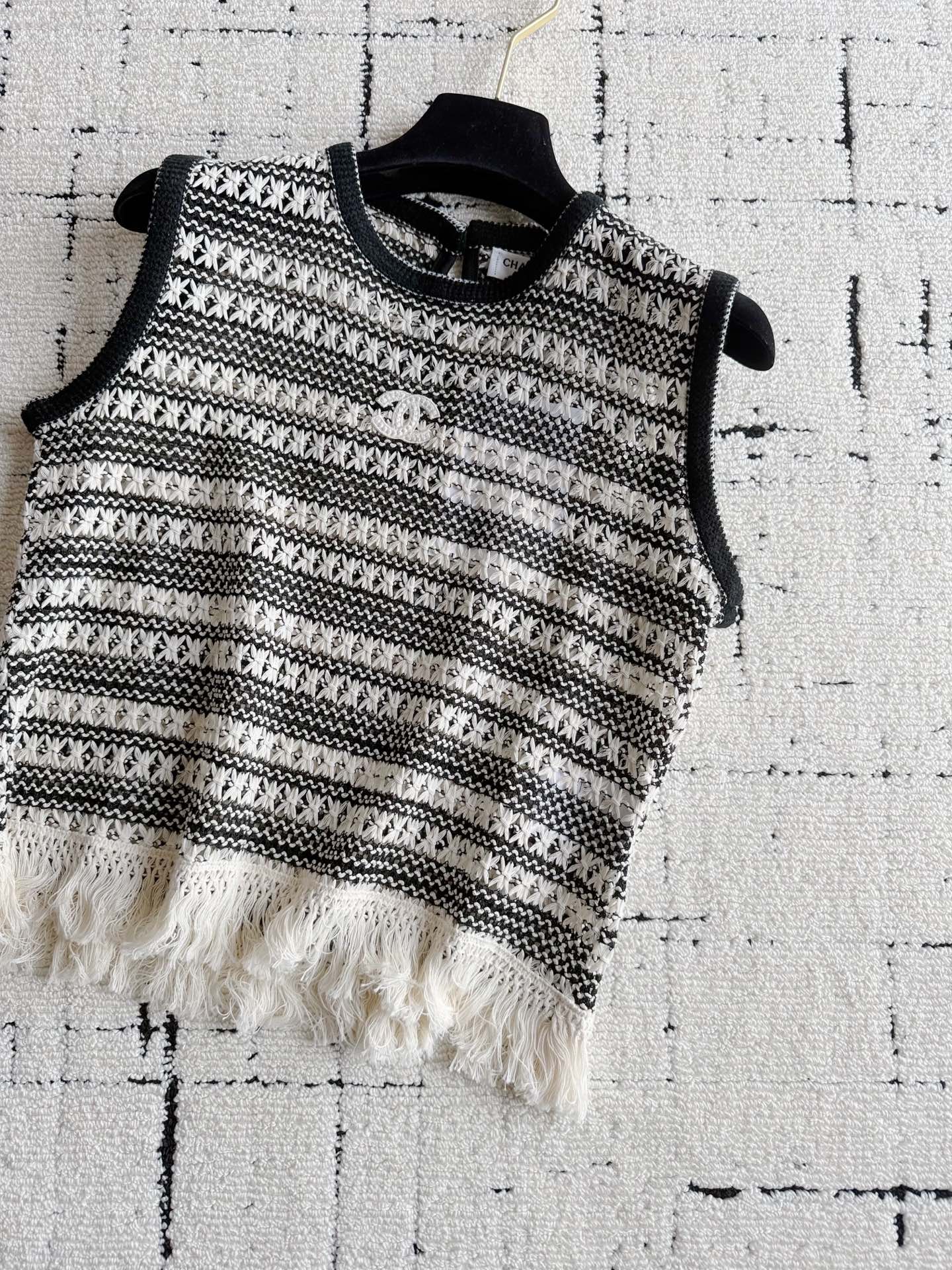NO:910380,As the hot weather continues, update some practical items ~~ Refuse to press the bottom of the cotton breathable hollow weaving. There is no pressure to wear in summer. The wide stripes make you lazy and casual. The round neck is loose and the rear pearl buckle is decorated with handmade tassels on the hem. There are not too many and not too many small designs to meet daily wear and matching needs. The first batch of good products is better paired with shorts,,shorts,19860909持续高温天气 更新一些实穿的单品 ~~ 拒绝压箱底的棉质透气镂空织造 夏天穿着无压力 宽版条纹尽显慵懒随意. 圆领宽松版型后副珍珠扣 加上下摆手工流苏点缀 不多不少的小设计 满足日常穿搭,搭配需求 首批好货入裤配短裤更佳,,shorts,,Women's clothing