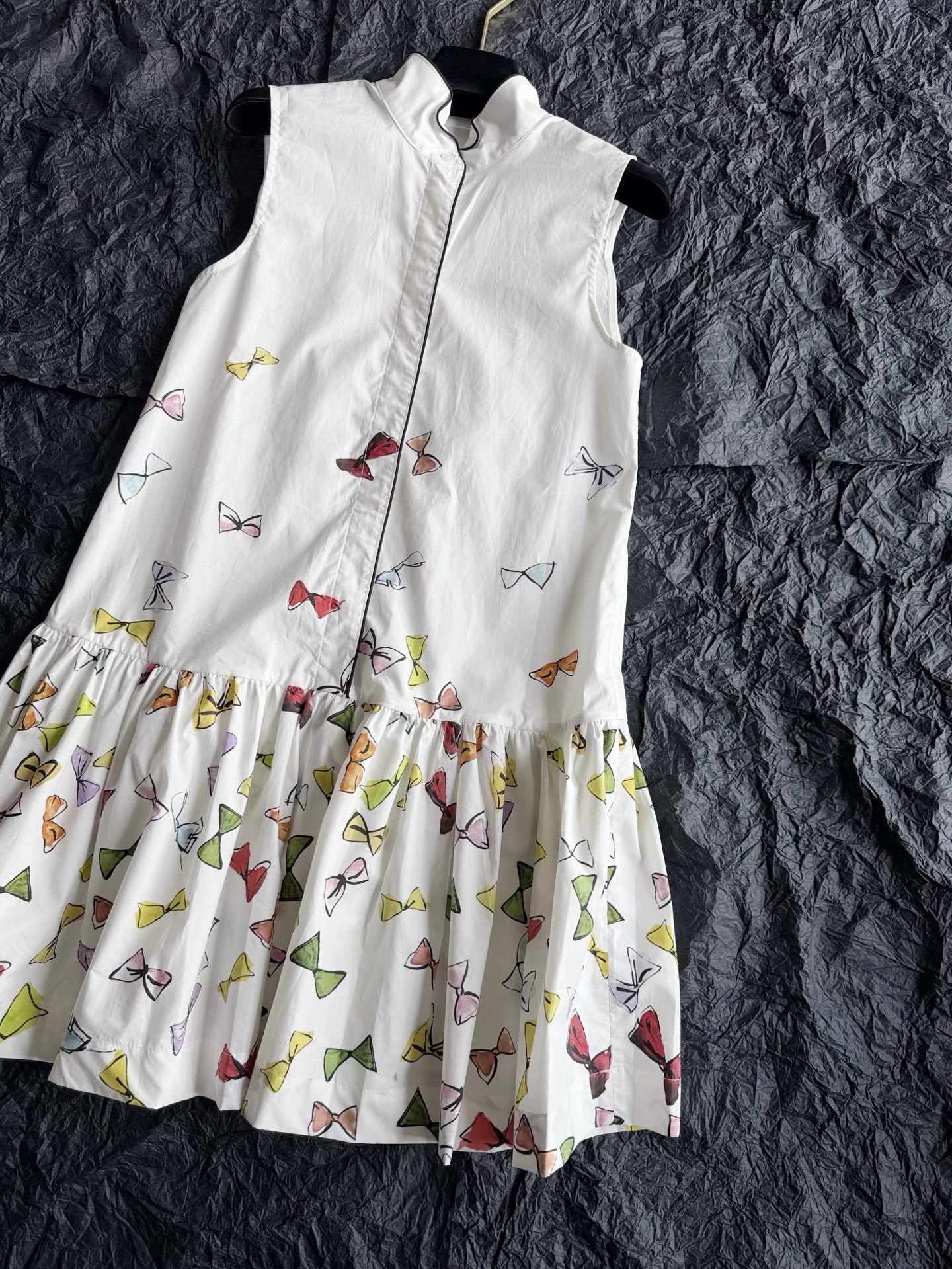 NO:910376,Needless to say, D's summer dress, many styles are planted by customers~ The vest-style pleated skirt with small stand-up collar that is easy to wear every day is more recognizable than the ordinary skirt in the wardrobe. It has a little more mystery and temperament. Pure cotton shirt fabric, imported machine-colored bow printing, saturation and sorting are based on yb. This style is not selective about age and body. Everyone wears it, and has his or her own feel, dior, skirts, shirts,19860909无需多言D家夏日氛围连衣裙 好多款都是顾客种草给我的~ 日常很好穿的背心款小立领百褶裙 比衣橱普通的裙子更有辨识度 多了一丝神秘和气质. 纯棉质衬衫面料 进口机器彩色蝴蝶结印花 饱和度和排序都按照yb来的 这种版型不挑年龄和身材 每个人穿上,都有自己的feel,,dior,skirts,shirts,,Women's clothing