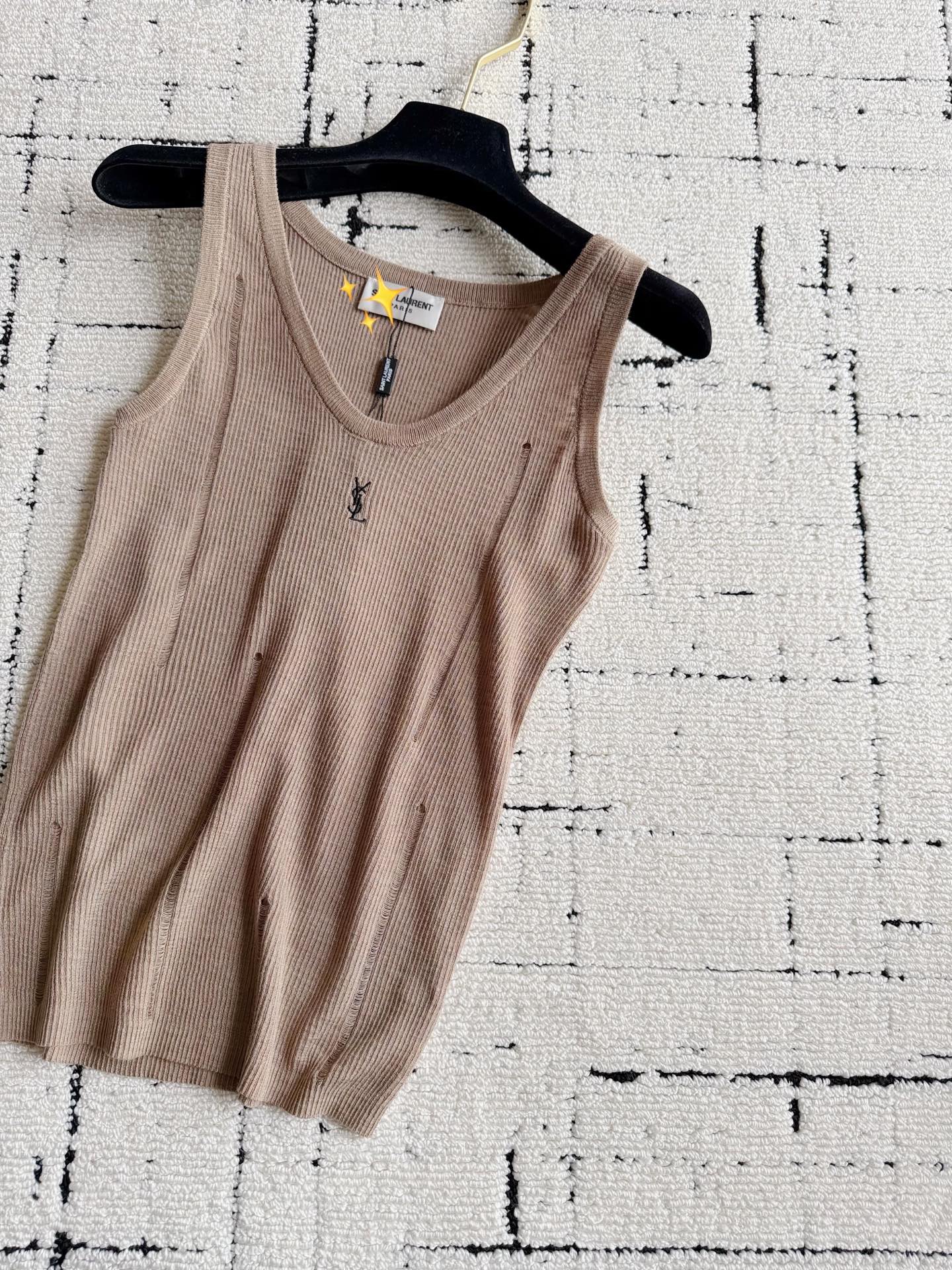 NO:910357,Ysl's good aesthetic destruction series, the short sleeves are selling out, and the vest model is also here ~~ This time we have two colors for you, classic khaki and high-end black and gray. Both colors are practical for daily wear. Customized cool and skin-friendly special yarn. Hollow hole weaving, rich layers. The classic H-shaped sweetheart neckline is particularly beautiful. It just exposes the thinnest part of the collarbone, saint laurent, T-shirt,19860909Ysl好审美破坏感系列 短袖卖爆,背心款也来了 ~~ 这一次给你们出了两个颜色 经典卡其加高级黑灰 两个颜色都是日常实穿主义. 定制冰爽亲肤的特种纱 镂空破洞织造,层次丰富 经典H型鸡心领特别美 恰到好处露出锁骨最瘦的位置,,saint laurent,T-shirt,,Women's clothing