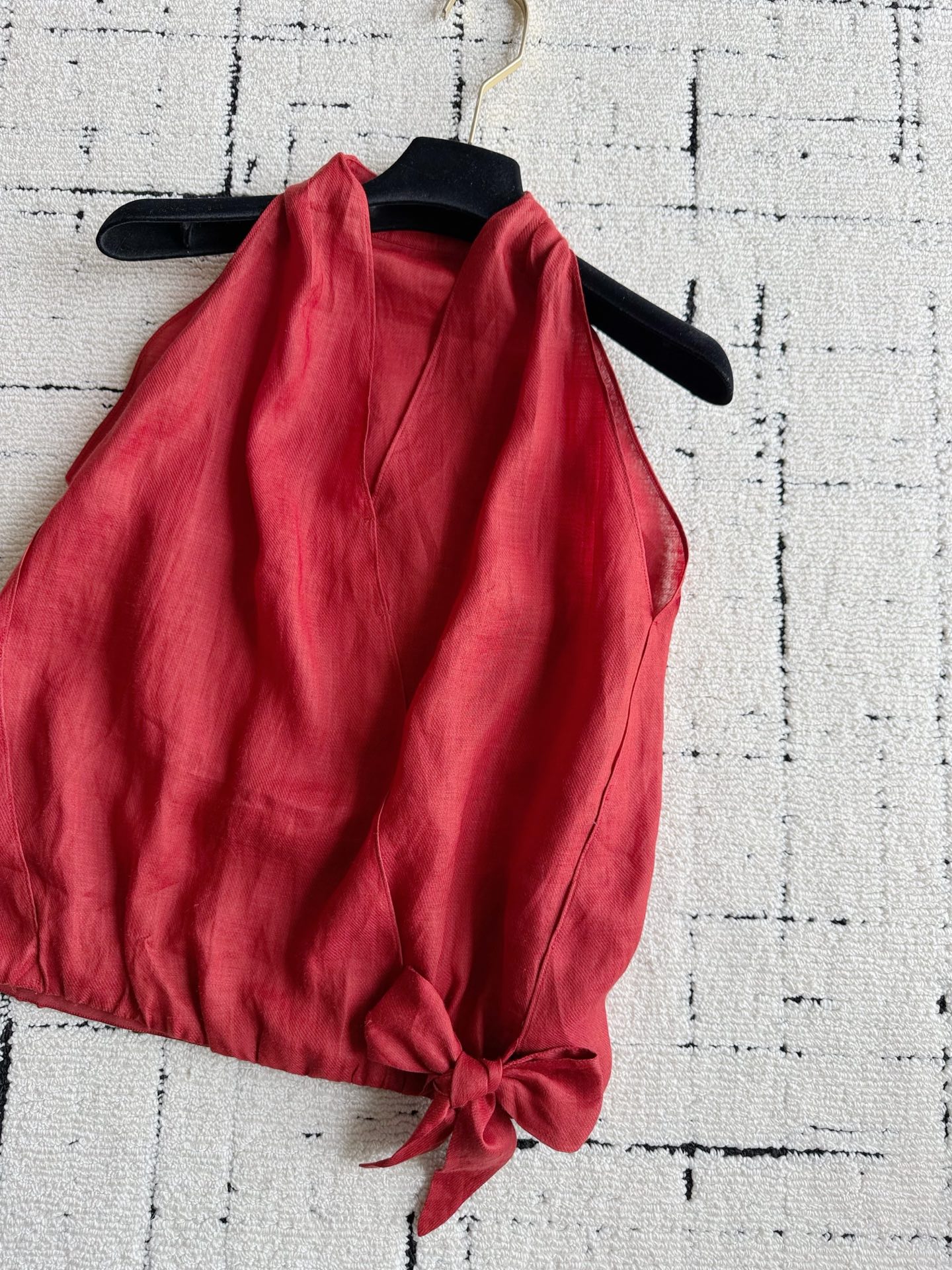 NO:911083,Actual shot of the details of the Angora Red Halter Vest. This color and style really caught my eye!! This month’s first linen suit has a three-dimensional cut and a loose halter neck style. The hem can be tied with a bow at the hand.19860909安哥拉红·挂脖背心细节实拍 这个颜色和版型 真心让我眼前一亮 !! 本月首推的亚麻套装 立体剪裁偏宽松挂脖版型 下摆手口可系蝴蝶结,,,Women's clothing