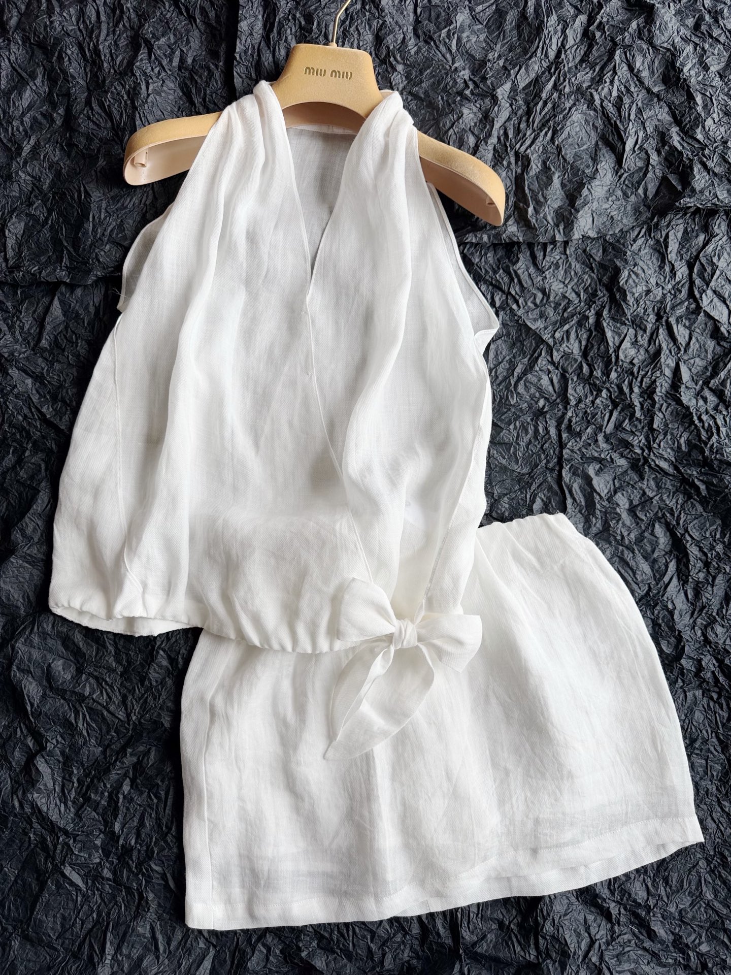 NO:911073,We could have offered a higher price. We still insist on cost-effectiveness and keep profits to a minimum to trust customers. Everyone, this is a ramie suit. You all know the cost of ramie fabric. It is more high-grade than linen and is skin-friendly. The halter top and mini skirt set off the body proportions very well!! It can be worn as a set or separately. The skirt is also equipped with anti-exposure shorts. No one can refuse this set, skirts, shorts,19860909原本可以发更高的价格 我们仍然坚持性价比 把利润压到最低给到信任的顾客 各位 这是一套苎麻套装 你们都知道苎麻面料的成本 比亚麻更加有档次 穿着亲肤. 挂脖背心搭配迷你半裙 把身材比例衬托得特别好 !! 可以一套也可以分开搭 半裙还贴心设置了防走光短裤 任谁都无法拒绝这一套,,skirts,shorts,,Women's clothing