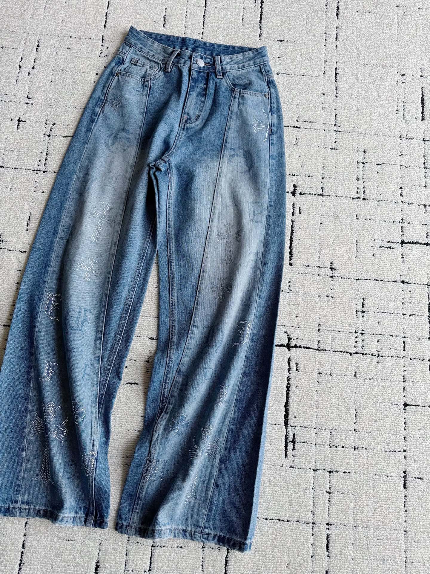 NO:911058,Continue to update the summer trousers. Not afraid of high temperatures, wear sun-proof jeans. This pair is the first to be put into storage. I will keep it for myself. Customized soft denim cotton, true blue. After being environmentally friendly and distressed, it is very comfortable and breathable. Three-dimensional tailoring and stitching with rhinestone cross pattern visually beautify the proportions and make it more advanced. Good trousers that are not easy to be worn with other clothes. It can be easily worn from summer to late autumn,,jeans,19860909继续更新夏日神裤 不惧高温,防晒牛仔裤穿起来 这一条入库我率先自留 定制柔软牛仔棉,正蓝色 经过环保和做旧洗水之后 舒适度和透气性都拉满 立体剪裁拼接烫钻十字花 视觉上美化比例,也更加高级 不易撞衫的好裤子 从夏天轻松穿到晚秋,,jeans,,Women's clothing