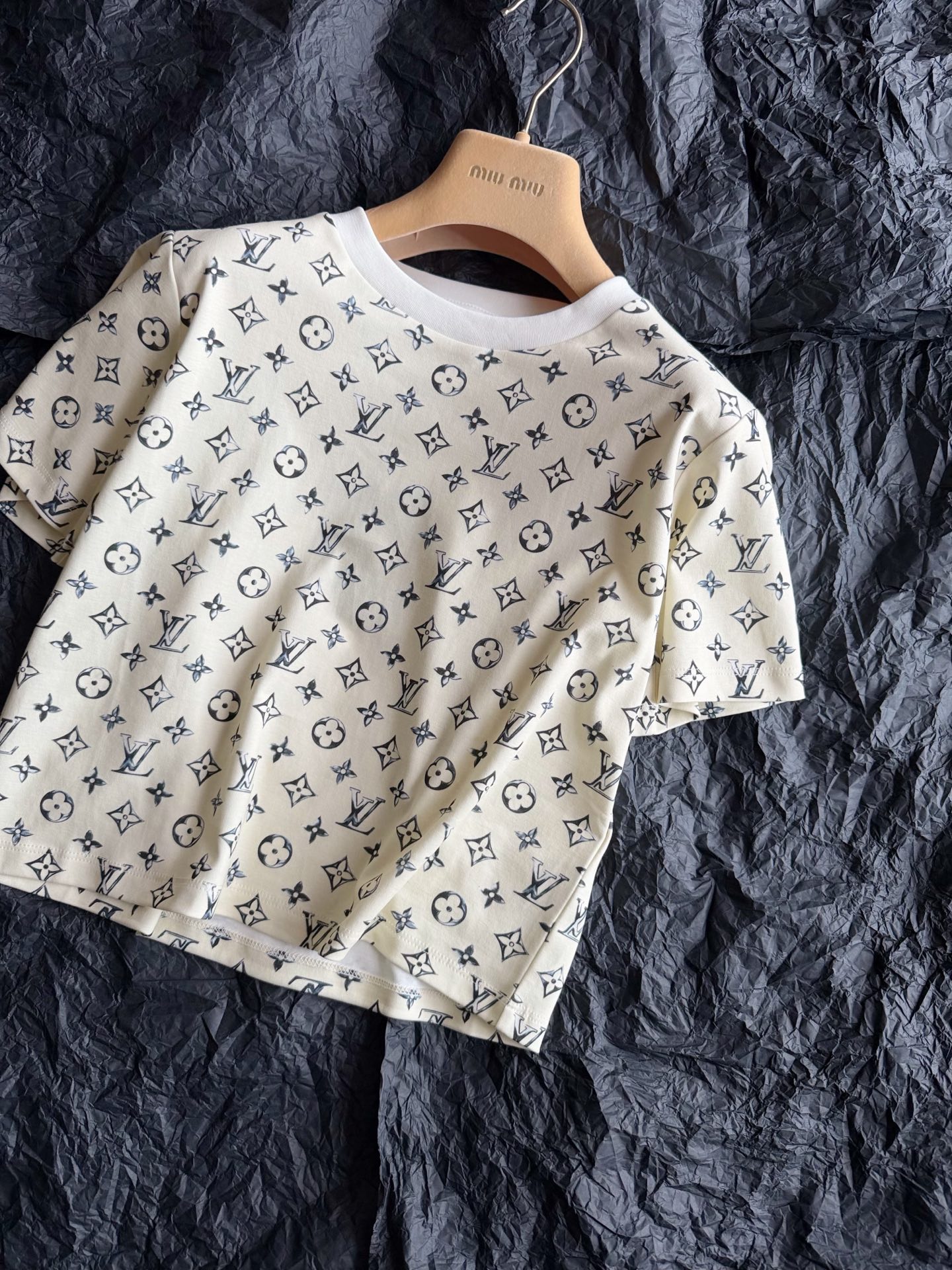 NO:911096,1V Singapore cabinet debuts, full logo presbyopic tee boutique series ~~ Our products must be high-quality, different from what you have seen in the past. My family is all classics, and only the necessary ones are made. The beige cotton fabric is custom-dyed in the package. The wiring is extremely fine inside and outside. Including the ordering and positioning of the presbyopic logo, they are all restored by yb, and the upper body effect is consistent. Be smart to buy it now and wear it with VIPs.198609091V新加坡柜子首发 满logo老花tee精品系列 ~~ 我们出品必定精品 不同于你们以往刷到的款 我家都是经典,只出必要的 包缸定染米黄色纯棉面料 里外走线精细无比 包括老花logo的排序和定位 都是谨遵yb还原,上身效果一致 聪明的趁现在入手和vip一起穿上,,,Women's clothing
