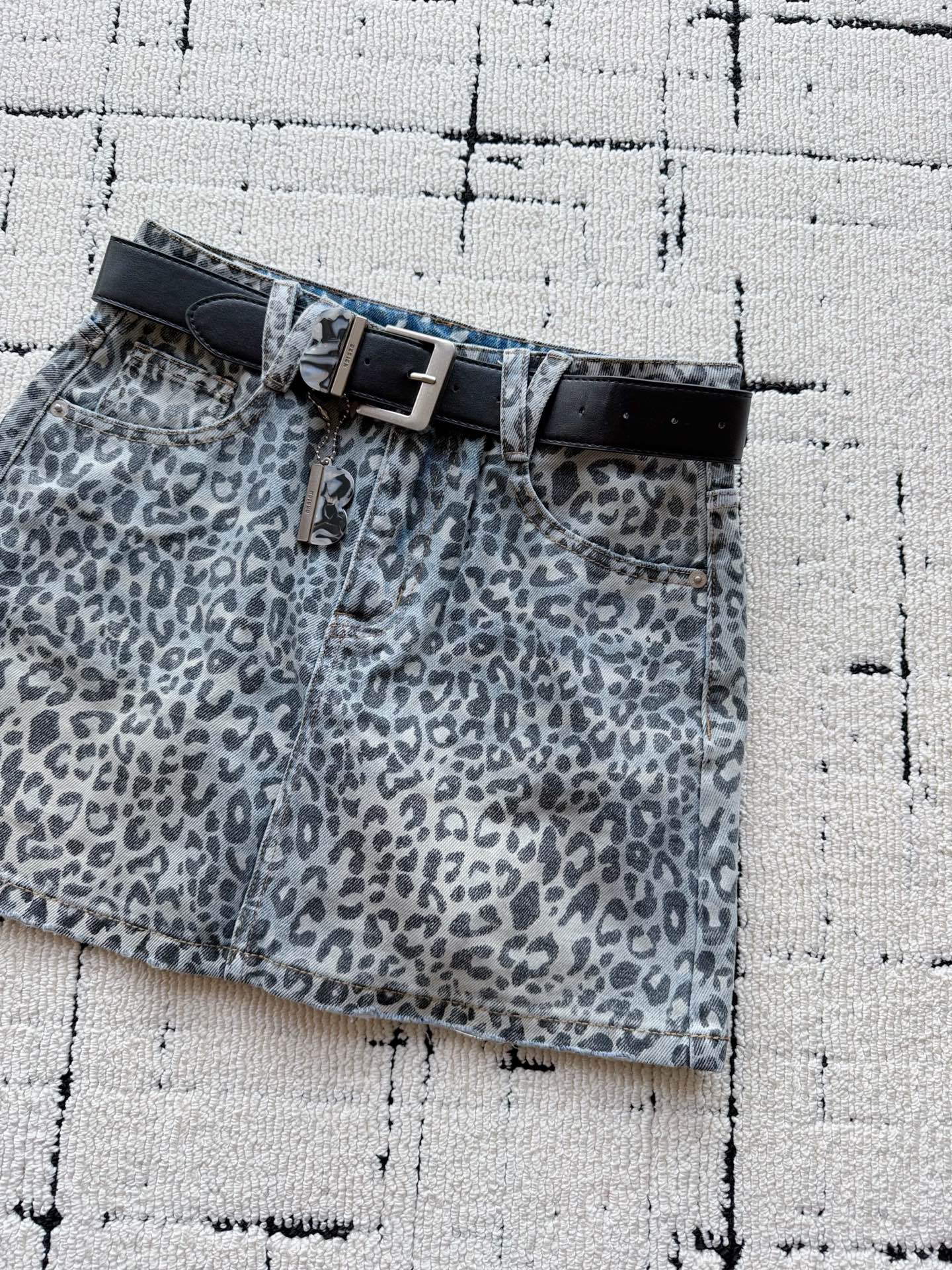 NO:911914,Fashion is reincarnation, classics are always classics. This leopard print denim skirt is my favorite this month. Customized blue distressed denim cotton, fresh and refined, more advanced than ordinary leopard print. The distressed effect is particularly soft and soft to the touch. It is also thoughtfully equipped with pure cotton lining, liberating you to wear without restraint ~~ When you place an order, you will receive a wide version of the same series of fashionable belts, skirts,19860909时尚是个轮回,经典始终经典 这一条豹纹牛仔半裙是本月心头爱 定制蓝色做旧牛仔棉 清新又脱俗,比普通豹纹更高级 做旧效果特别正手感柔软 还贴心配备了纯棉内衬 解放穿搭无拘无束 ~~ 下单就送同系列宽版时髦皮带,,skirts,,Women's clothing