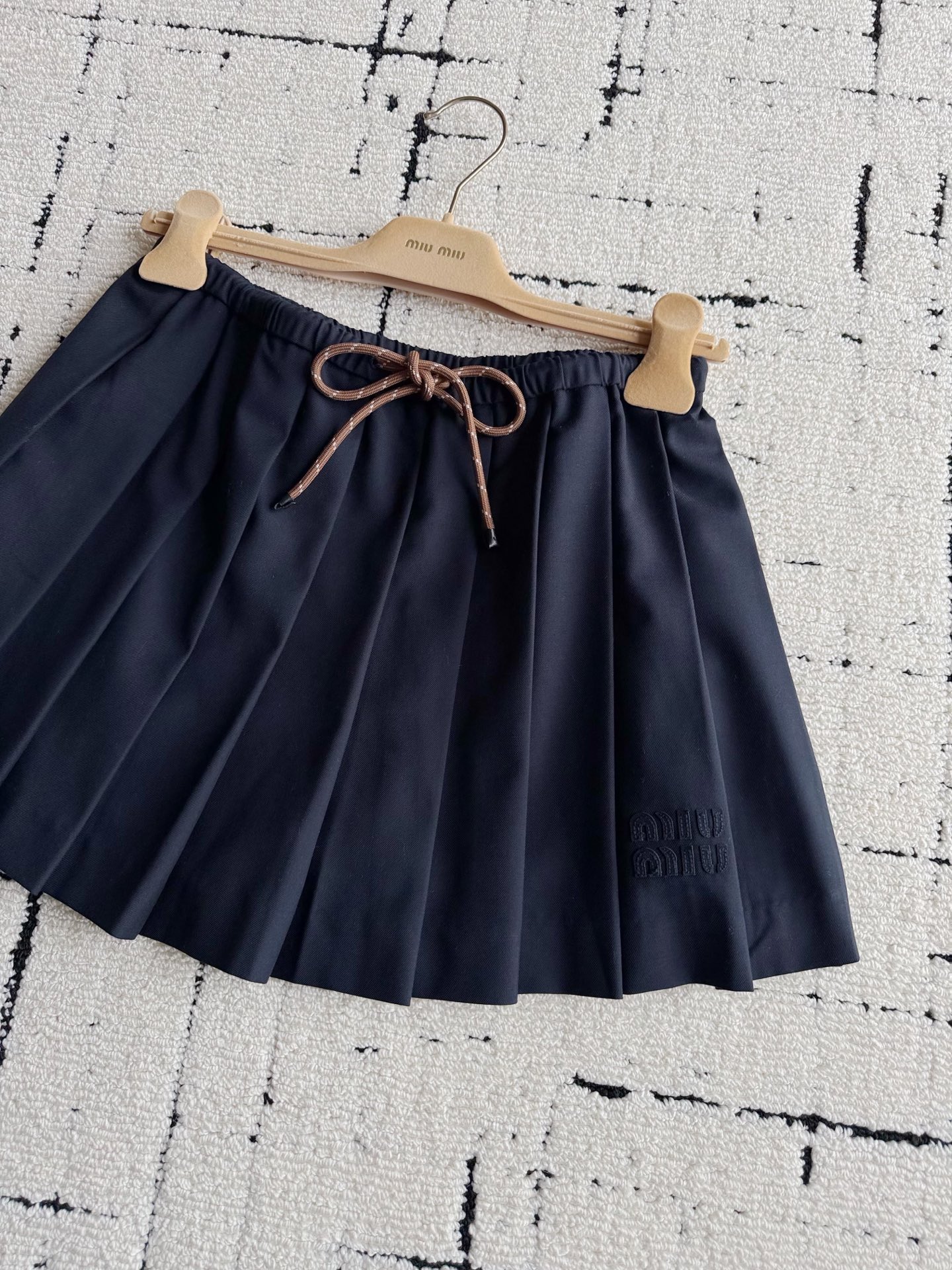 NO:911895,The miu king's versatile skirt is impeccable. The pleated skirt is practical for the wardrobe ~~ It is made of dark blue cotton and wool fabrics. It is soft and washable, light and skin-friendly and has a delicate touch. The exact same drawstring accessories are very tolerant to the body shape. It can be worn with all miu tops in the wardrobe. Custom-woven fabrics have a long replenishment cycle, so take advantage of them when they are in stock,,miumiu,skirts,19860909miu王者百搭裙无可挑剔 衣橱实穿主义百褶裙 ~~ 精选深藏蓝棉羊毛面料 柔软洗水,轻薄亲肤手感细腻 一模一样的抽绳辅料 对身材包容性极大 衣橱一切miu上衣都可以搭 定织面料补单周期长,趁现货收,,miumiu,skirts,,Women's clothing
