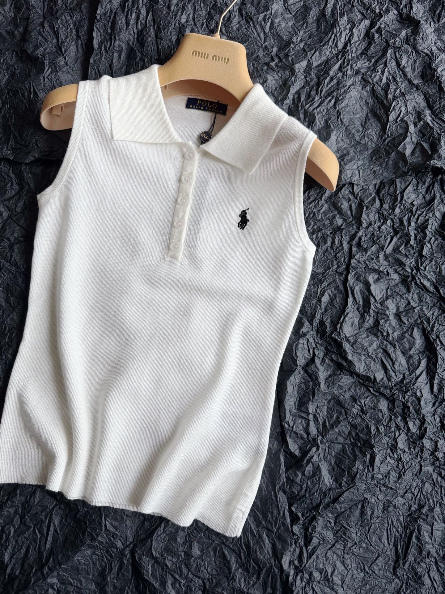 NO:911931,Pure white, detailed real-life photos. It can be used for daily life or vacation ~ It can also meet the matching needs of golf and tennis. Raff’s practicality is too high,19860909正白色·细节实拍图 可以日常也可以度假 ~ 更可以满足高尔夫·网球的搭配需要 拉夫的实穿性太高了,,,Women's clothing