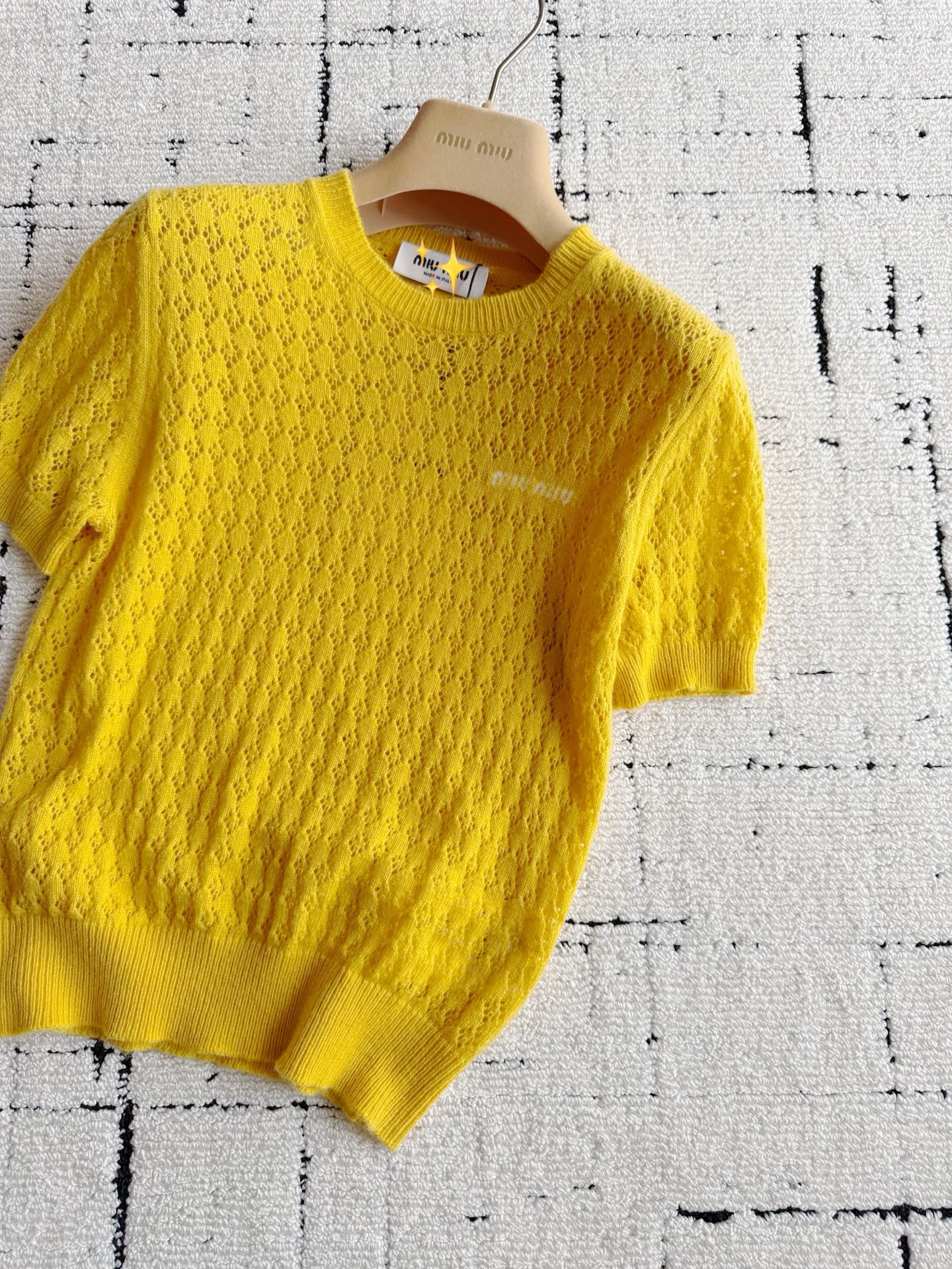 NO:911913,The last wave of summer models from Miu·ss26 has caught up with my regular customers ~~ It’s rare to come across such an eye-catching miu. Everyone praises this little chicken yellow. It looks white and brightens up the complexion, and is very upright. The cashmere + mulberry silk wool that is dyed in a vat is extremely finely woven by imported machines. You can see the softness and breathability. The whole piece has almost no weight and is particularly light. It can be worn alone in summer and layered in autumn, miumiu,19860909Miu·ss26最后一波夏款 抓紧了我的老顾客们 ~~ 很难碰到这么让人眼前一亮的miu 这个小鸡黄真的人见人夸 显白抬气色,还特别正 包缸定染的羊绒+桑蚕丝毛料 进口机器极细织造 看得到柔软度和透气性 整件几乎无自重,特别轻巧 夏天单穿入秋了叠穿,,miumiu,,Women's clothing