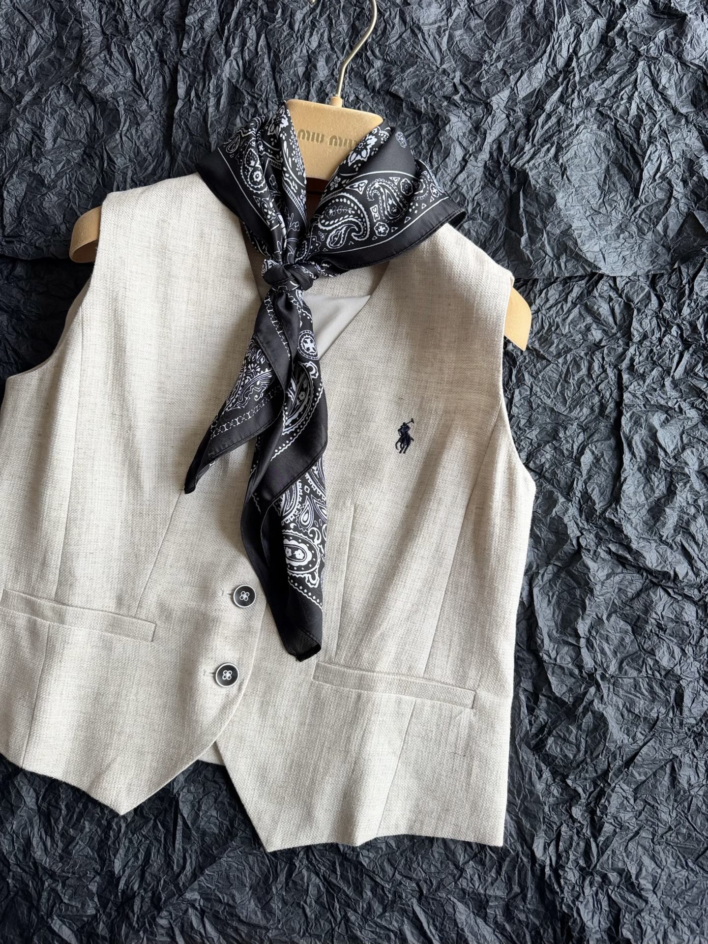 NO:922338,The word-of-mouth suit with a cumulative sales of 800+ will continue to be re-ordered this year. The three-piece set that Laflau Lun must buy is a linen V-neck vest, linen shorts, and silk scarf. Three pieces at one price. It is outstanding whether it is a set or worn alone ~~ The excellent linen material is lined, skin-friendly, breathable and not stuffy. The natural texture of linen is very delicate. At first glance, it is a 'not cheap' suit, shorts,19860909累计销售800+的口碑套装 今年继续补单出 拉夫劳lun必入的三件套 亚麻V领马甲 亚麻短裤 加丝巾 一个价格入手三件单品 不论成套还是单穿都出挑 ~~ 绝好亚麻材质设有内衬 亲肤透气不闷汗 亚麻天然的纹理感处理很细腻 一眼看就“不便宜”的套装,,shorts,,Women's clothing