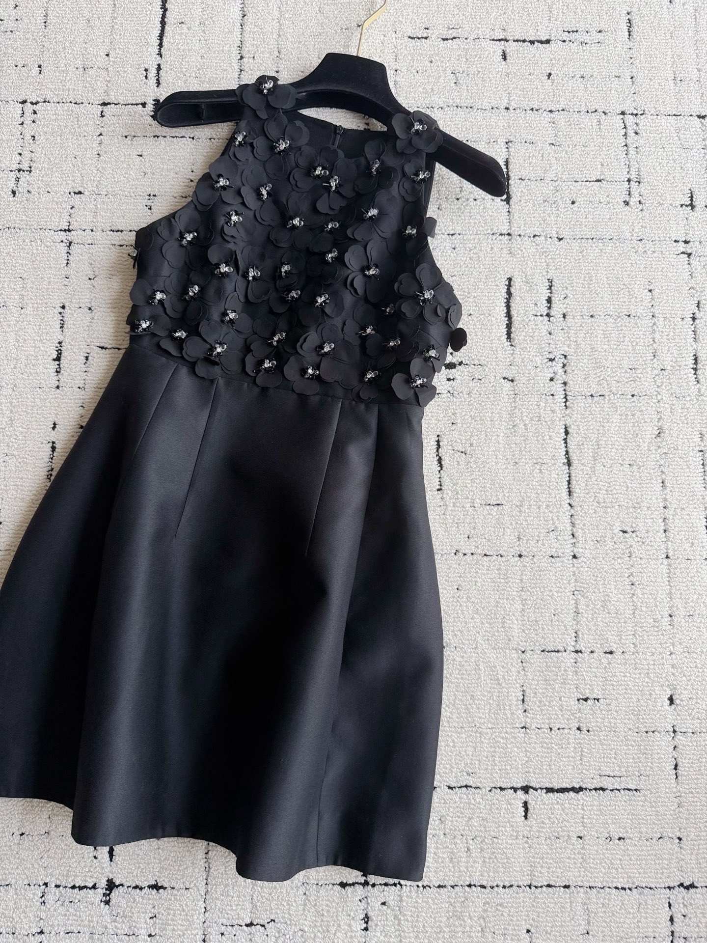 NO:922326,Actual photos of black details. Do you like this product? Not only are the fabrics made to the extreme, but the three-dimensional tailoring and hand-stitched flowers are not items that can be seen everywhere on the market.,,19860909黑色·细节实拍图 好不好看自己品 不仅面料做到了极致 立体剪裁和手工缝制花朵 也不是市面上随处可见的单品.,,,Women's clothing