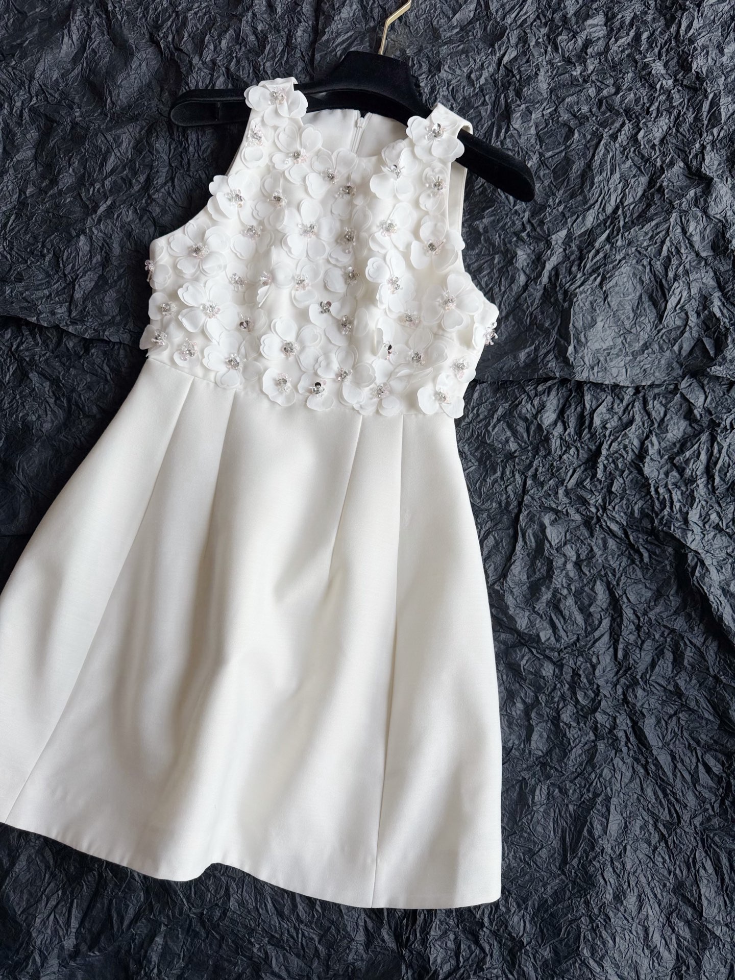 NO:922315,I fell in love with Ivy's new dress at first sight. It is a brand that has been cultivated by regular customers ~ As soon as we came here, we made a trump card item. Her signature flower dress is one of the best in style!! Customized silk and wool fabrics that are exactly the same. It is drapey and stylish and will not be invisible. The three-dimensional tailoring vest style has a waisted version. You can see the muscular waistline of my family. The effect of the upper body is the same. Each of the three-dimensional flowers sewn by hand is exquisite. One skirt takes about 5 hours,,skirts,19860909艾薇新款连衣裙一眼爱上 被老顾客种草的牌子 ~ 一来我们就做了个王牌单品 她家标志性花朵连衣裙 版型是数一数二的好 !! 定制1模1样的丝毛面料 垂坠有型,不会软榻无形的 立体剪裁背心款收腰版型 你们可以看到我家腰线筋骨感 上身效果无差别 纯手工缝制的立体花朵每一朵都精美 一条裙子耗时5个小时左右,,skirts,,Women's clothing