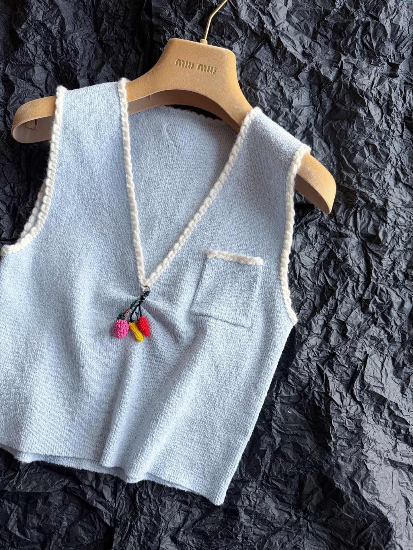 NO:922308,A lot of people are asking our Prad about this one, of course we have to give it to you!! Ice blue short vest, this version can infinitely raise the waistline, neat and stylish, especially proportional. The chest is decorated with hand-sewn small fruits. Each one is finely pierced with beads. You can see the exquisiteness and compactness. It is recommended to match the lower body with loose skirts or trousers, prada, skirts, etc.19860909好多的都在问我们的Prad 这件当然要给你们出啦 !! 冰蓝色短款小背心 这个版型无限拉高腰线 利落有型特别显比例. 胸前点缀纯手工缝制的小水果 每一颗都是精细穿珠 看得到的精致和小巧 推荐下半身搭配宽松的裙子或裤子,,prada,skirts,,Women's clothing