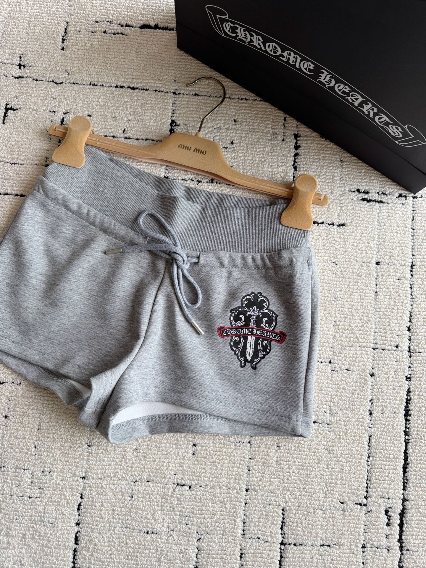 NO:922295,It’s been a long time since I’ve worn Chrome Hearts shorts. I love this pair of sword-printed logos. Customized floral gray space cotton. They are comfortable to wear and easy to care for. These mini shorts are a real daily necessity. They are comfortable to stay at home, go out for a walk, exercise, or travel. When you don’t know what to wear, put these shorts on a white tee. It is easy to create a relaxed atmosphere and is very comfortable. It is easy to wear and takes no brainer. Get it while it is in stock. chrome hearts, shorts,19860909好久不出克罗心短裤 这一条宝剑印花logo我太爱了 定制的花灰色太空棉 穿着亲肤舒适,易打理 这种迷你短裤真正日常刚需 舒适宅家 出门遛弯 运动 或旅行 不知道穿什么的时候 一件白tee套上这条短裤 轻松拿捏松弛氛围,又很舒适 好穿不费脑子,趁现货来收,,chrome hearts,shorts,,Women's clothing