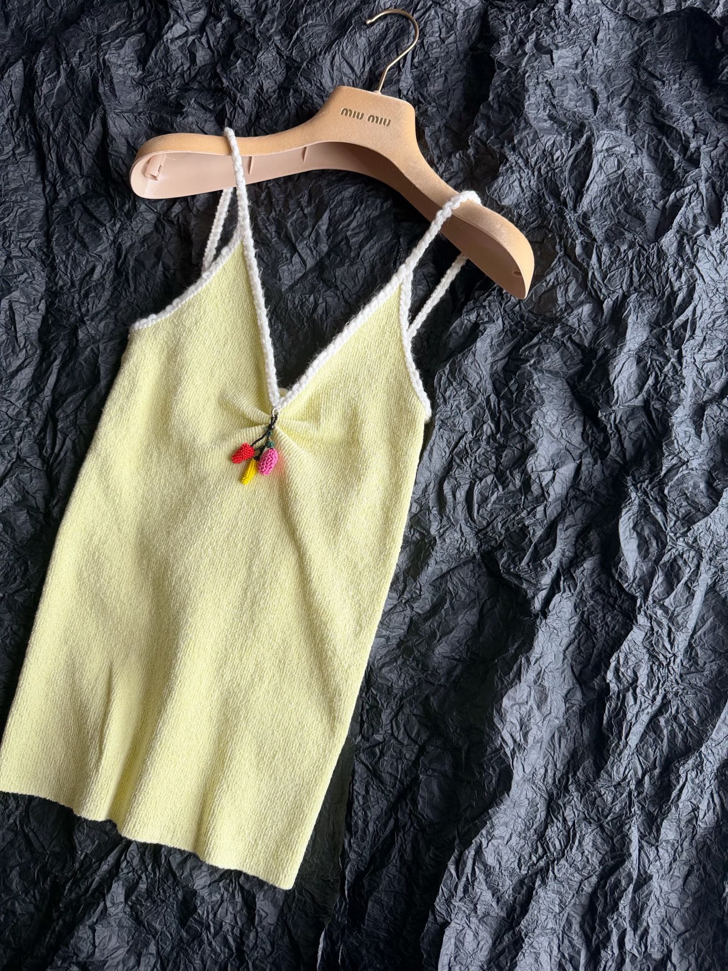 NO:923857,Continue to release exquisite and white Prad knitwear. It is bright and eye-catching without being too eye-catching ~ This piece is really suitable for summer. I will be the first to keep it when the big goods are put into storage. The yellow-green wool is dyed in a vat. You can compare it at will. There is no color difference in my house. Three-dimensional crocheted small lace V-neck suspender. Hand-beaded small fruits on the chest. The appearance and design sense are both at the top of my heart., prada,19860909继续发布精巧显白的Prad针织 鲜艳夺目又不会过分抢眼 ~ 这一件真的太适合夏天啦 大货入库我率先自留 包缸定染的黄绿色毛料 可随意对比,我家无色差的 立体钩织小花边V领吊带 胸前纯手工串珠小水果 颜值和设计感,都在我心尖上,,prada,,Women's clothing