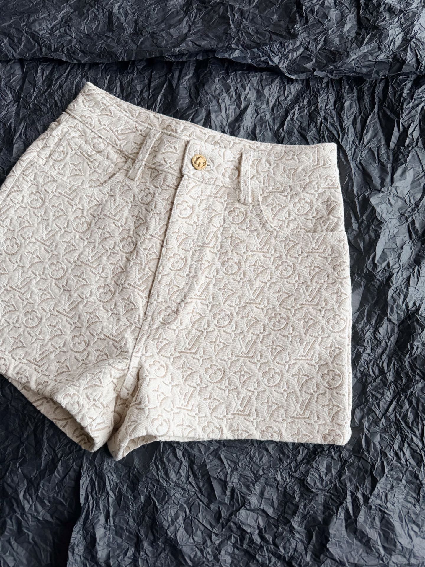 NO:923849,The counter is updated at the same time, and our strength is a big product picture without filter. The most expensive thing about these denim shorts is the fabric!! Customized high-weight three-dimensional jacquard denim cotton with embossed details inside and outside. It is two grades from the previous presbyopia. Three-dimensional tailoring A-line version. Mid-high waist, easy to wear without pressure. yb standard distressed brass hardware. You can identify Lujia VIP items at a glance.,, louis vuitton, louis vuitton, shorts,19860909柜台同步更新,我家实力 无滤镜实拍的大货图 这条牛仔短裤贵就贵在面料 !! 定制高克重立体提花牛仔棉 里里外外都有浮雕细节 和以往的老花是两种档次 立体剪裁A字版型 中高腰好穿无压力 yb标配的做旧黄铜五金 一眼识别驴家vip单品.,,louis vuitton,louis vuitton,shorts,,Women's clothing