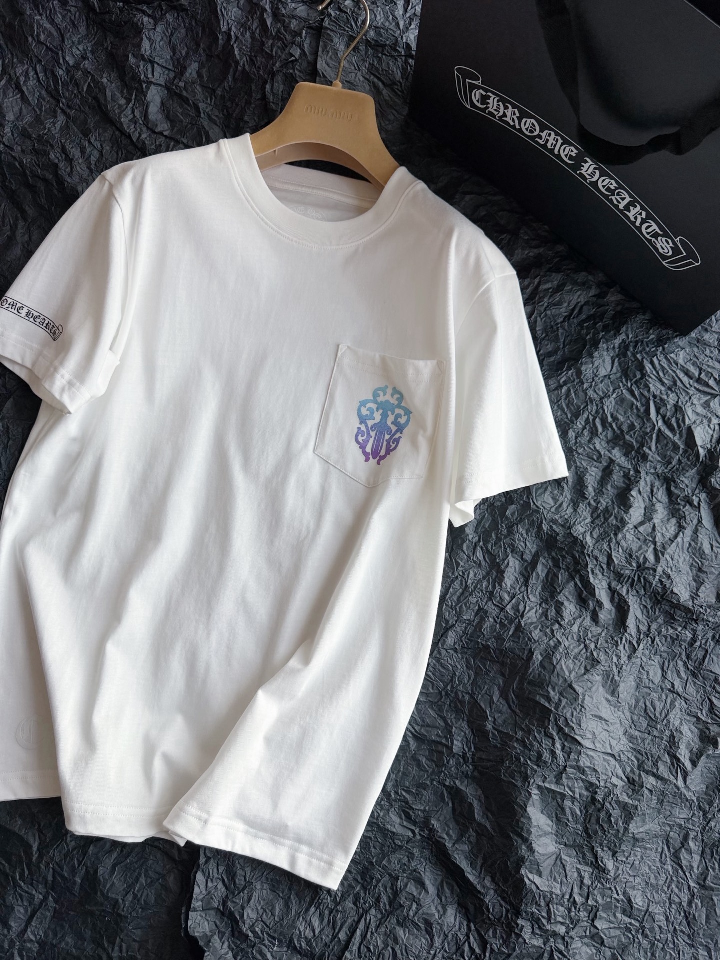 NO:924993,Continue to update the utilitarianism of Chrome Hearts. I fell in love with this gradient logo at first sight!! It is still a high-weight pure cotton fabric, including customized elastic threads, which is durable. It is very convenient and durable for daily care. The front and rear echo the gradient Sanskrit printing. Our transition is very natural. Because it uses environmentally friendly glue, the overall softness and elasticity will not be stiff.,chrome hearts,19860909继续更新实穿主义克罗心 这个渐变logo一眼爱上 !! 依旧是高克重纯棉面料 包括定制的弹力螺纹,经久耐穿 日常打理起来很方便很耐造 前后呼应渐变色梵文印花 我们的过渡非常自然. 因为采用环保胶浆 所以整体柔软有弹力不会生硬,,chrome hearts,,Women's clothing