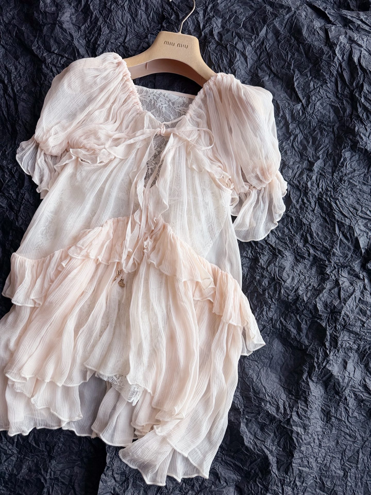 NO:925013,Light pink·detailed real photos. Just looking at the real photos can't stop the beauty of the real thing. I rarely have this kind of item in my house. The details and fabric pattern are really more thoughtful than the big brands.,,19860909淡粉色·细节实拍图 光看实拍已经挡不住实物的美妙 我家很少出这种单品 细节和面料版型的用心 真正比da牌心思还更加缜密.,,,Women's clothing