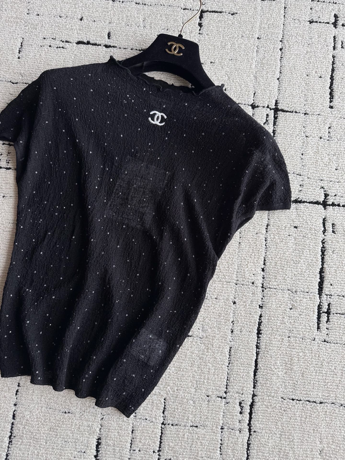 NO:924985,Sell ​​a boutique chane with one piece less, how beautiful you can buy it yourself!! Reject the stuffy heat, knitwear is cool enough to be skin-friendly. Customized linen blended wool, hollow weaving, light and breathable. The upper body has the same texture as a gauze dress. The starry sequins are sewn very delicately, so you can rest assured that it will not prick the flesh when worn close to the body. The small off-shoulder version is very friendly to the flesh of the arms. I recommend all new and old customers to try it boldly,,chanel,19860909卖一件少一件的精品chane 有多美你们自己来品 !! 拒绝闷热,针织品也足够凉爽亲肤 定制的亚麻混纺毛料 镂空织造轻薄透气 上身和纱纱衣质感差不多. 满天星亮片缝制处理很细腻 放心贴身穿不会扎肉 小落肩版型对手臂肉肉很友好 推荐各位新老顾客大胆尝试,,chanel,,Women's clothing