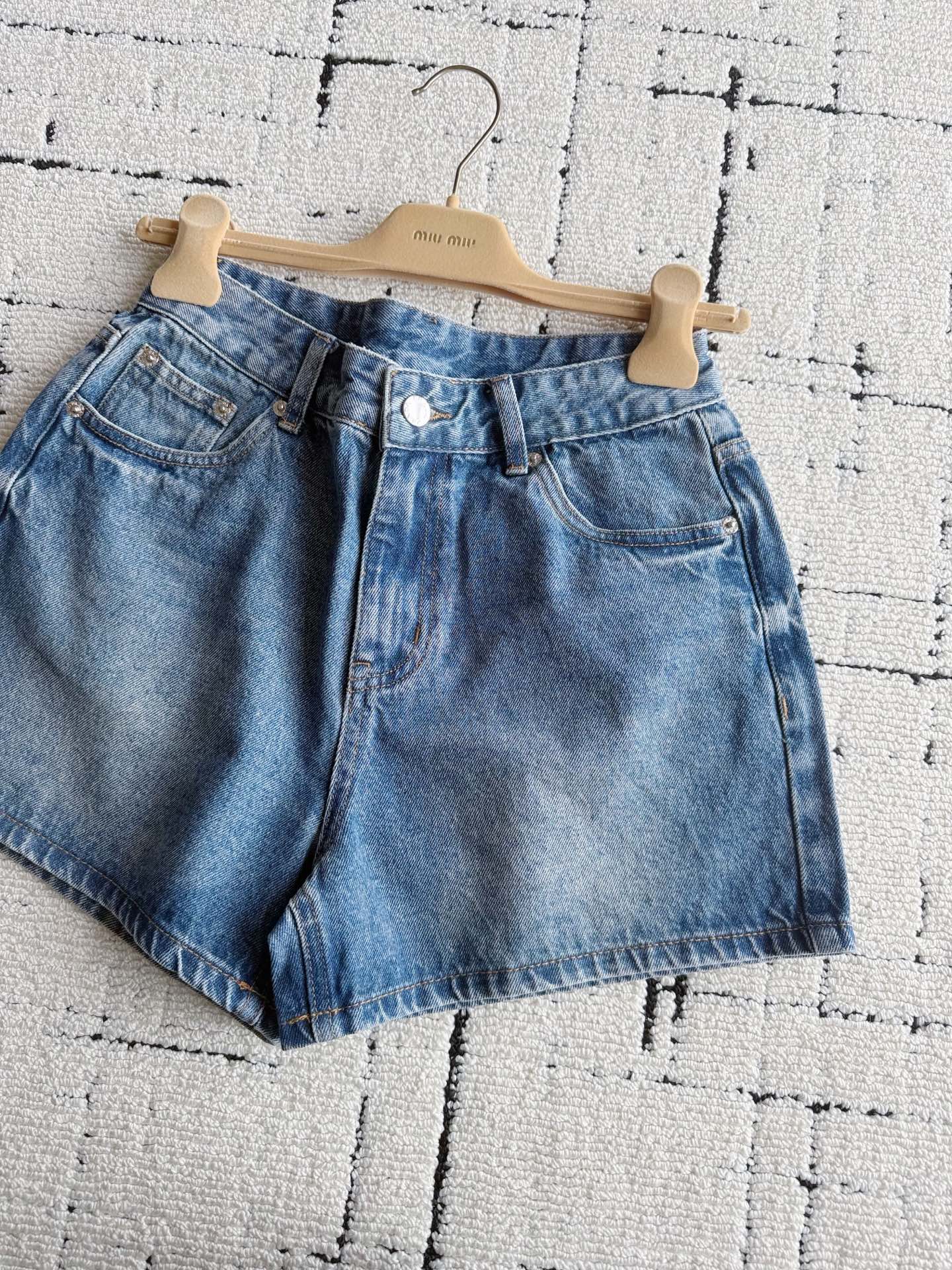 NO:924976,Denim Blue·Details Actual Photos Needless to say how easy this pair is to wear. It will not go out of style for three or five years. The A-line slim fit is not flattering on your figure and is especially suitable for pear-shaped babies ~~,,19860909牛仔蓝·细节实拍图 无需多言这一条有多好穿 循环三五年都不过时 A字显瘦版型不挑身材 并且特别适合梨形宝宝 ~~,,,Women's clothing