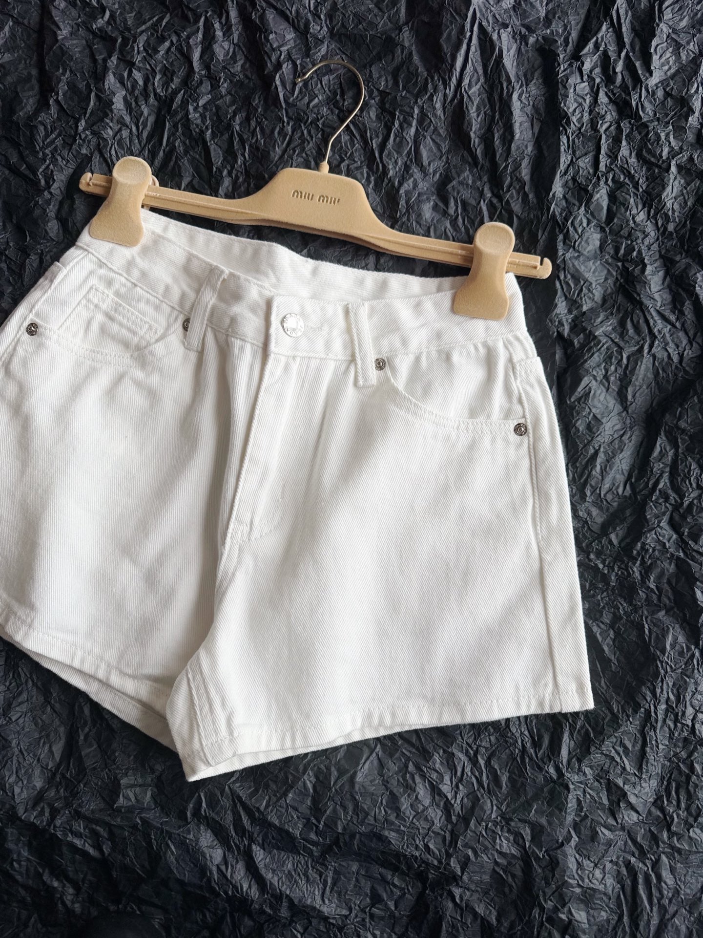 NO:924966,Prad@Classic denim denim series never goes out of style. I can’t help but turn it out every summer~~ The classic style is really easy to wear. The three-dimensional A-line cut can make your legs longer. Although there are many versions on the market, I still recommend you to compare. A cumulative sales of 1000+ word-of-mouth models are steadily replenished. Even the cabinets are constantly in stock. The three-dimensional A-line cut is easy to wear and slimming. The back panel is decorated with triangular logos of the same color. Simple at first glance, but in fact there are many small details.  The texture and style are extremely restored, prada,19860909Prad@经典单宁牛仔系列永不过时 每年夏天都忍不住把它翻出来 ~~ 经典款确实是好穿 立体剪裁A字上身即可拥有大长腿 尽管市面已经有不少版本 还是建议各位多多对比. 累计销售1000+口碑款稳定补货的 连柜子也是长期不断货 立体A字剪裁好穿显瘦 后幅同色系三角标点缀 乍看简单实则很多小细节. 质感和版型都是极致还原,,prada,,Women's clothing