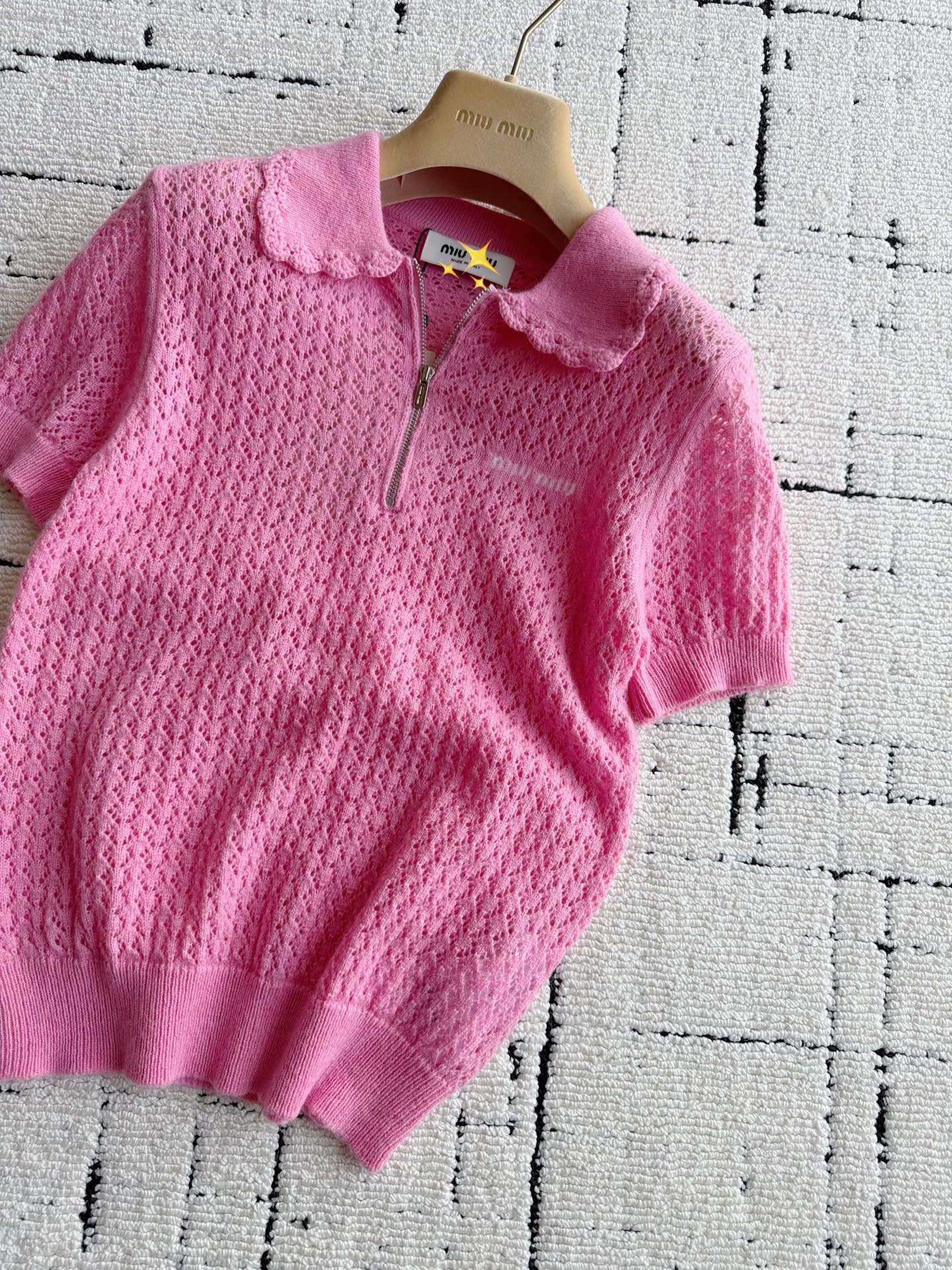 NO:924961,There is no doubt another one of my own. Miu’s soft and waxy knitted fabric is praised by everyone!! It is a very authentic and iconic pink. It is white and stylish. There is nothing wrong with dyeing. Lightweight and skin-friendly cashmere wool. Very fine weave and soft wash. Wear it anywhere and feel free ~~ It can also be controlled in summer without getting sweaty. In autumn, layer up various bases and shirts, miumiu, shirts,19860909毫无疑问又一件自留款 miu的软糯针织人见人夸 !! 是非常正的标志性粉色 显白又洋气,定染总归是没有错的 轻巧亲肤的羊绒毛料 极细织造柔软洗水 任意贴身穿无拘无束 ~~ 夏季也能驾驭不会闷汗 入秋了叠穿各类打底和衬衫,,miumiu,shirts,,Women's clothing