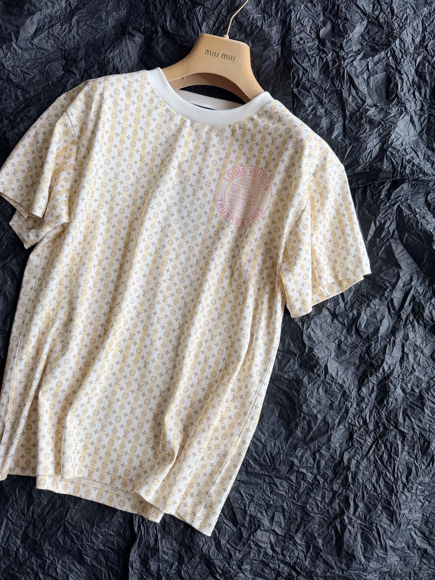 NO:926062,High-quality items are updated at the same time as the counter. The presbyopic tee with small logo pattern is really recommended! It is really recommended when it is worn at the counter. It is the kind of version that can be shared with family members. It is worn by girls, casual, relaxed and high-end. It is worn by boys, and the aesthetics are not cheap online. The custom-made fabrics and imported machine printing logo are very clear although they are small. The three-dimensional effect and silky feel have reached the extreme.,,19860909和柜台同步更新优质单品 满logo小图案老花tee 这件真的很推荐 !! 在柜台实穿一发不可收拾 可以和家属共享的那种版型 女生穿,随意松弛又高级 男生穿,审美在线不廉价 定制的面料加上进口机器印花 logo虽然很小却清晰无比 立体感和丝滑感都达到了极致.,,,Women's clothing