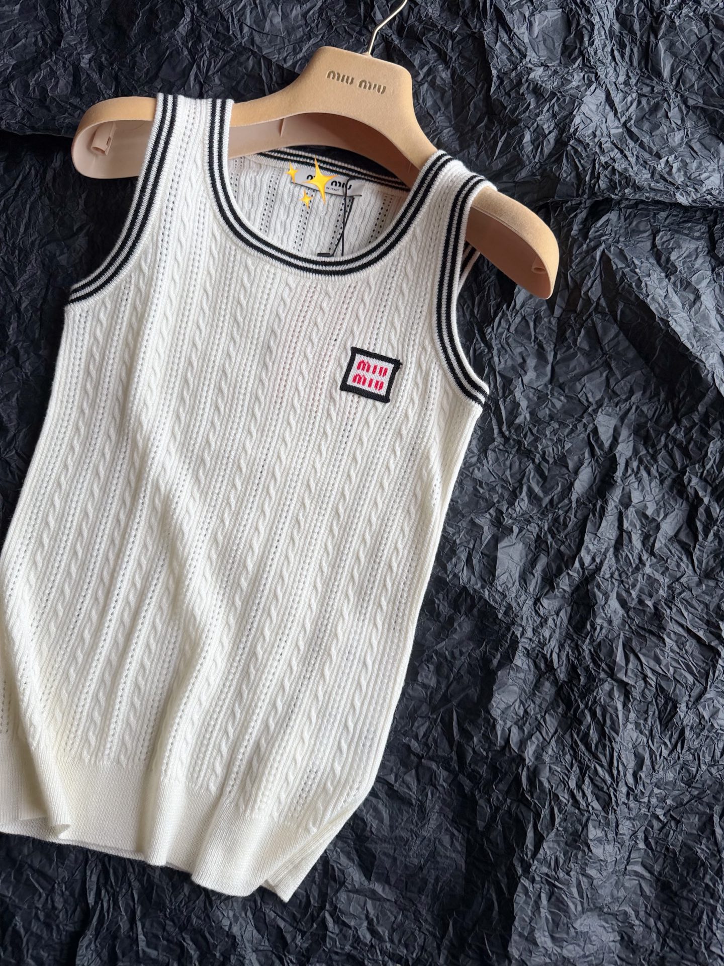NO:926027,Actual photos of the details of the vest with small square logo and vest. The classic H-shaped wide-shouldered version. Full of elasticity. Suitable for both fat and skinny people. ~~ It is just right for the current temperature. It can be worn with the cardigan of the same series in autumn. Needless to say, this series of miu is slow and I am waiting for replenishment.,,miumiu,19860909小方标logo·背心细节实拍图 经典的H型宽肩版型 弹力十足胖瘦皆宜 ~~ 当下的温度穿它恰到好处 入秋了可以和同系列开衫一起穿 无需多言的miu这一个系列 手慢又是等补单,,miumiu,,Women's clothing