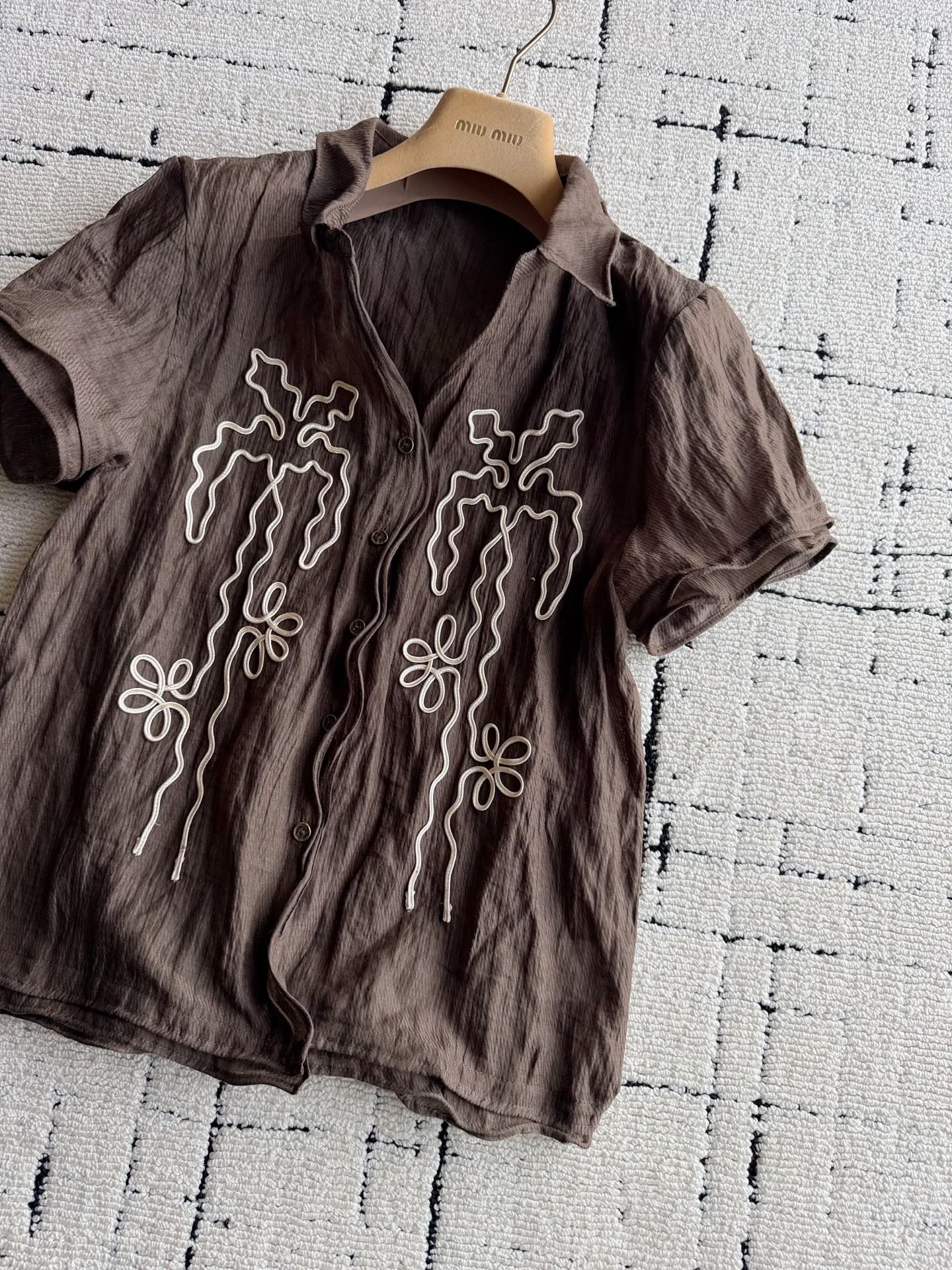 NO:926000,Dark coffee color·Detailed real photos. If you like to wear interesting clothes, look for Square circle. It is quite aesthetic and is not easy to match.19860909深咖色·细节实拍图 喜欢穿点有趣的衣服 就认准Square circle这件 颇有审美,不易撞衫,,,Women's clothing