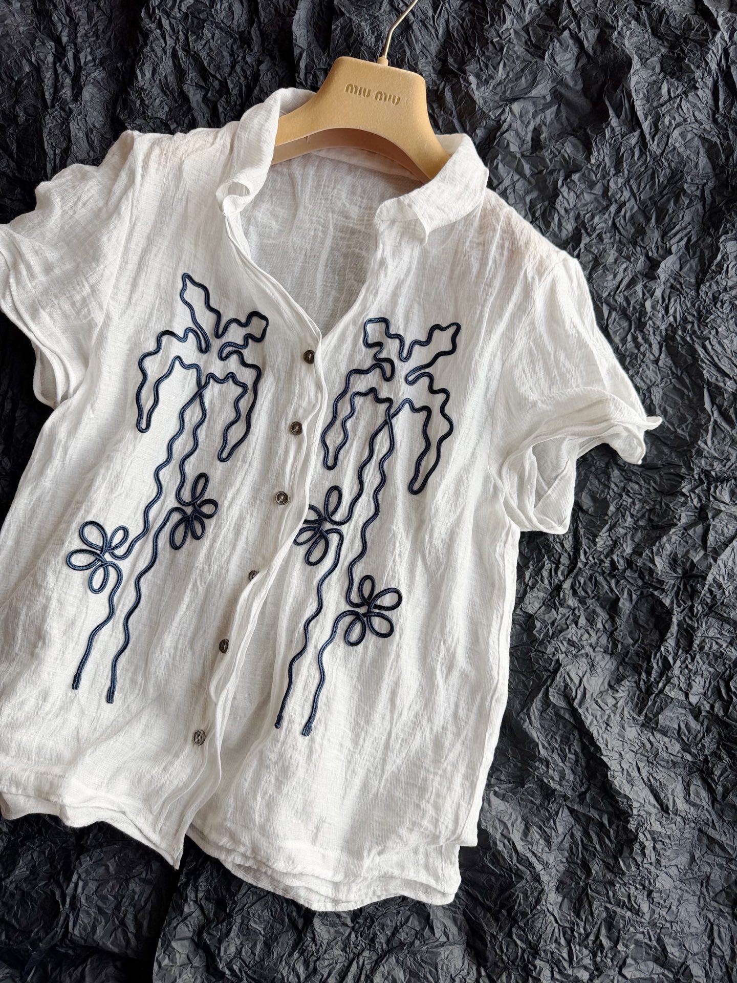 NO:925977,I want to wear something special because I refuse to wear it on the street. This pleated shirt from SC is so beautiful. I was surprised when I got it in person. Shirts with such flexibility and design are becoming less and less popular this year~~ The entire pleated nylon cotton is skin-friendly and breathable. The collar, cuffs, placket and hem are all designed with steel rings. They can be freely folded and shaped. It is fashionable and interesting. It is eye-catching whether it is daily or on vacation.,,shirts,19860909拒绝烂大街,就想穿点特别的 SC这件褶皱衬衫太美了 拿到实物还是惊艳了一把 如此灵活有设计感的衬衫 今年还是越来越少了 ~~ 整件褶皱锦纶棉,亲肤透气 领口 袖口 门襟 下摆都是钢圈设计 可以自由折叠 定型 时髦感和趣味性十足 不论日常还是度假都让人眼前一亮.,,shirts,,Women's clothing