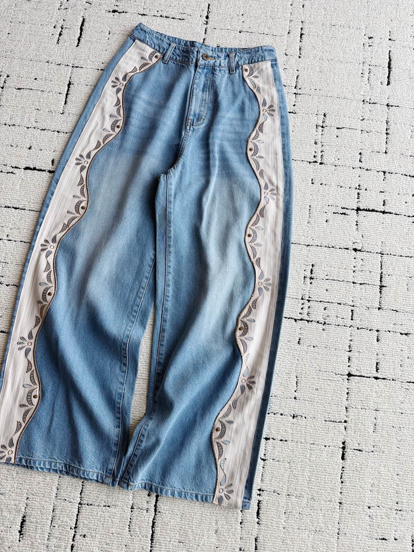 NO:927632,Soft, soft, thin, keywords are listed at the front!! Palavas 26ss jeans are hard to find in one size. They are as light and comfortable as air pants. No wonder buyers are asking for this pair. It is a money-saving item to buy. The length of the pants is just right to show your ankles. Soft Tencel denim cotton is draped and thin. The side is spliced ​​with lace satin. It has the perfect balance between elegance and leisure.,,jeans,silk fabric,19860909软软软 薄薄薄 关键字打在最前面 !! Palavas 26ss一码难求的牛仔裤 轻薄舒适如空气裤一般 怪不得买手店都在求这条. 入手就是省钱的单品 恰到好处的裤长刚好露脚踝 柔软天丝牛仔棉垂坠又轻薄 侧面拼接蕾丝绸缎 优雅与休闲平衡得刚刚好.,,jeans,silk fabric,,Women's clothing