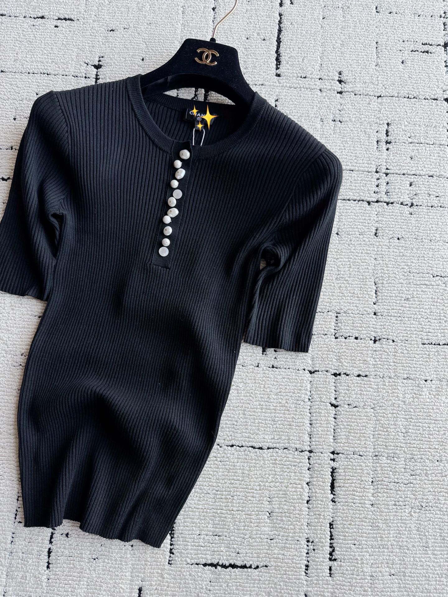 NO:927616,chane also has his own old-money style aesthetic. This knitted sweater is a perfect interpretation ~~ Custom-woven and dyed wool and silk yarn. Tightly woven, with good elasticity and resilience. H-shaped shoulders, mid-sleeves, round neck. There is no unnecessary design in the whole. Only the irregular pearl buttons are the biggest highlight. Items worth savoring. Recommended to match with powder, chanel, real silk,19860909chane也有自己的老钱风审美 这件针织衫完美诠释 ~~ 定织定染的羊毛真丝纱线 紧密织造,弹力和回弹性都很好 正肩H型 中袖 圆领 整体无一处多余设计 唯独不规则的珍珠扣是最大亮点. 值得细细品味的单品 推荐香粉自留搭配,,chanel,real silk,,Women's clothing