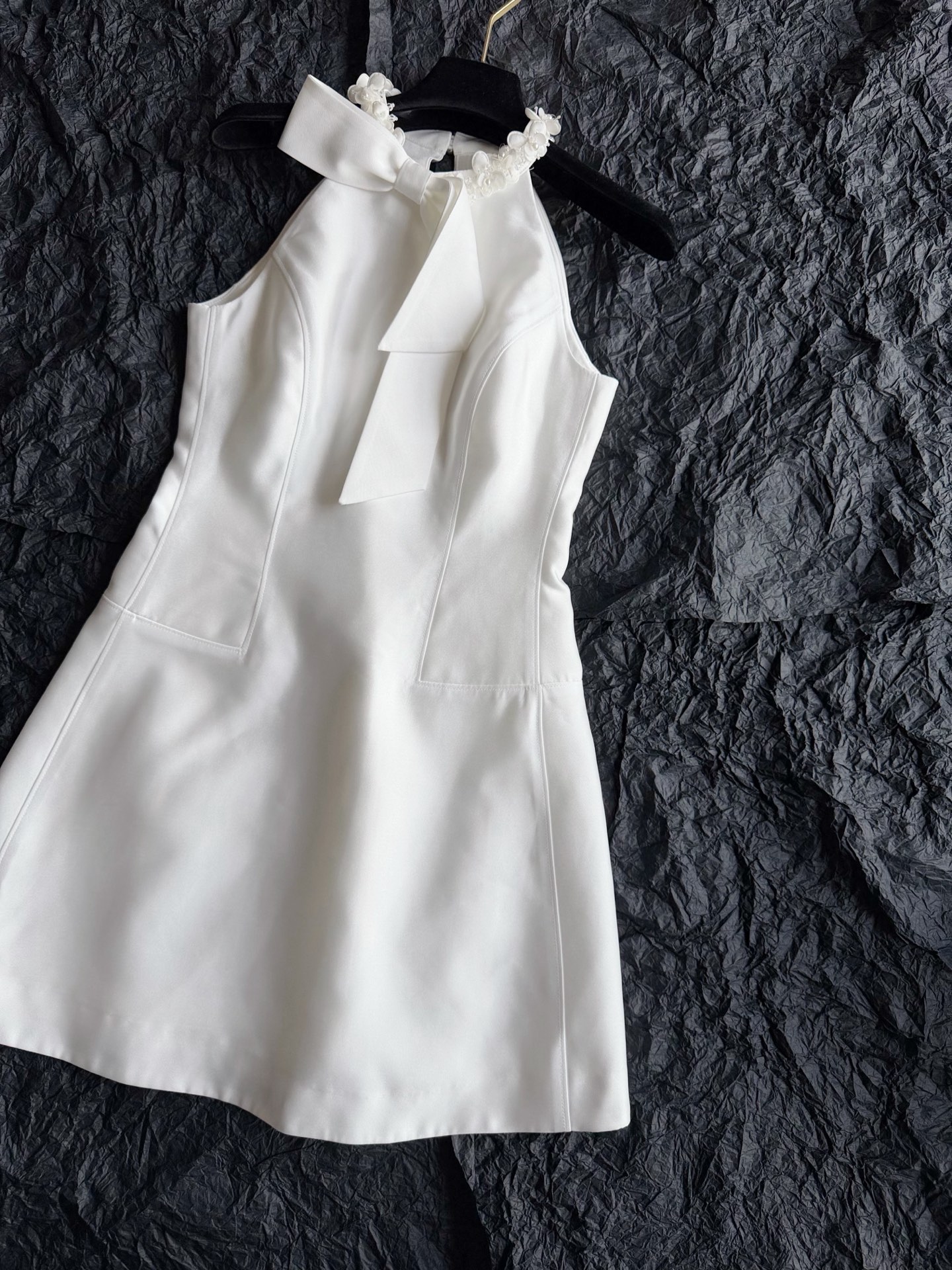 NO:927593,It will protect you on your important day, and it is also an item that is not exaggerated for daily wear ~~ I really love Ivy's new dress. Both the style and the fabric are regarded as benchmarks in the industry. The consistent matte texture silk wool fabric, three-dimensional tailoring to slim down the waist. We adjusted the style 7-8 times before we were satisfied. Including bows of the same fabric and hand-sewn flowers, they are all strive for excellence and no ambiguity. When you buy it, you can tell the fineness of my handwork,,skirts,19860909为你们的重要日子保驾护航 也是日常穿起来不夸张的单品 ~~ 艾薇新款连衣裙我真心爱 不论是版型还是面料 都称得上行业内标杆. 一致的哑光质感丝毛面料 立体剪裁收腰显瘦 版型我们调整了7-8次才满意 包括同面料蝴蝶结,手缝花朵 都是精益求精绝不含糊 入手就知道我家手工活的精细,,skirts,,Women's clothing