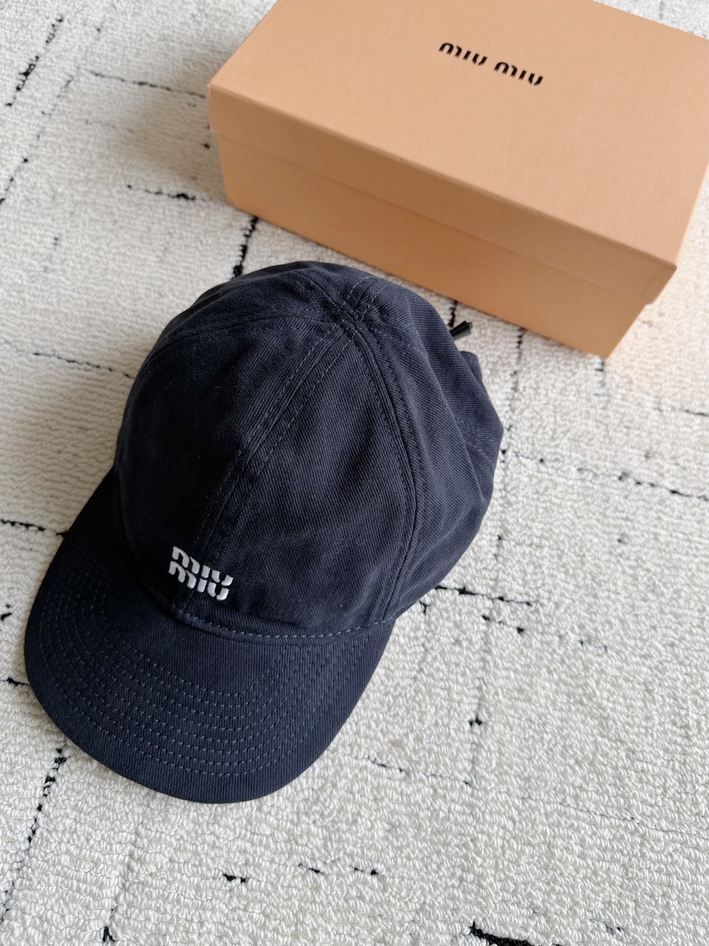 NO:927579,You can just close your eyes and enter my accessories. This small accessory can do big things with a small amount of money. This hat is especially suitable for flat heads. My custom-made dark blue denim cotton is soft, washable, skin-friendly and breathable. It is weightless and unrestrained. It is easy to wear the hat all day long. The red drawstring is embellished at the back. I can identify the classic elements of miu at a glance. Those who know how to dress will know the essence of this small detail, miumiu, hats,19860909我家配饰你们闭眼入就行 这种小配饰,花小钱办大事 特别适合扁平头的一顶帽子 我家定制一致深藏蓝牛仔棉 柔软洗水亲肤透气 戴上无自重无束缚 一整天下来都很轻松的帽子. 后面红色抽绳点缀 一眼识别miu经典元素 懂穿搭的就知道这种小细节的精髓,,miumiu,hats,,Women's clothing