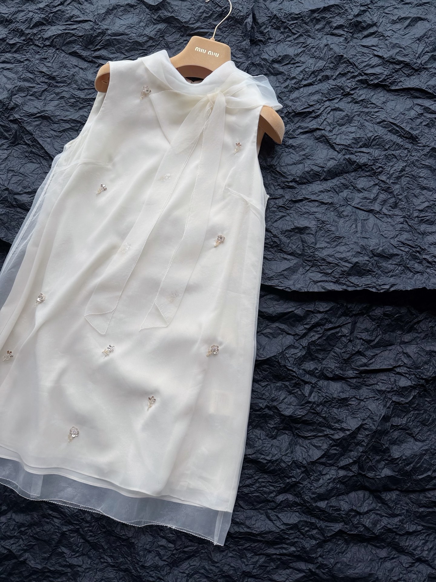 NO:927645,Off-white, detailed real-life pictures. I fell in love with the new color at first sight. It feels more suitable for daily life ~~ The double-layer yarn is smart and elegant, uniquely refreshing in this hot summer,,19860909米白色·细节实拍图 新配色一眼爱上 感觉更加适合日常了 ~~ 双层纱灵动飘逸 独属这个炎炎夏日的一份清爽,,,Women's clothing
