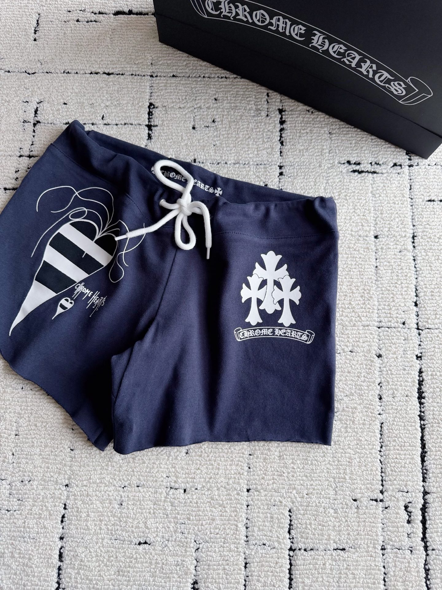 NO:929129,Matching shorts·Real photos of details. You are all urging us to update the shorts. This pair can be matched with all your CH tops. It beautifies the waist-to-hip ratio and makes you look particularly slim.,shorts,19860909配套短裤·细节实拍图 你们都在催我们更新短裤 这一条可以搭配你们所有ch上衣 美化腰臀比,又特别显瘦,,shorts,,Women's clothing