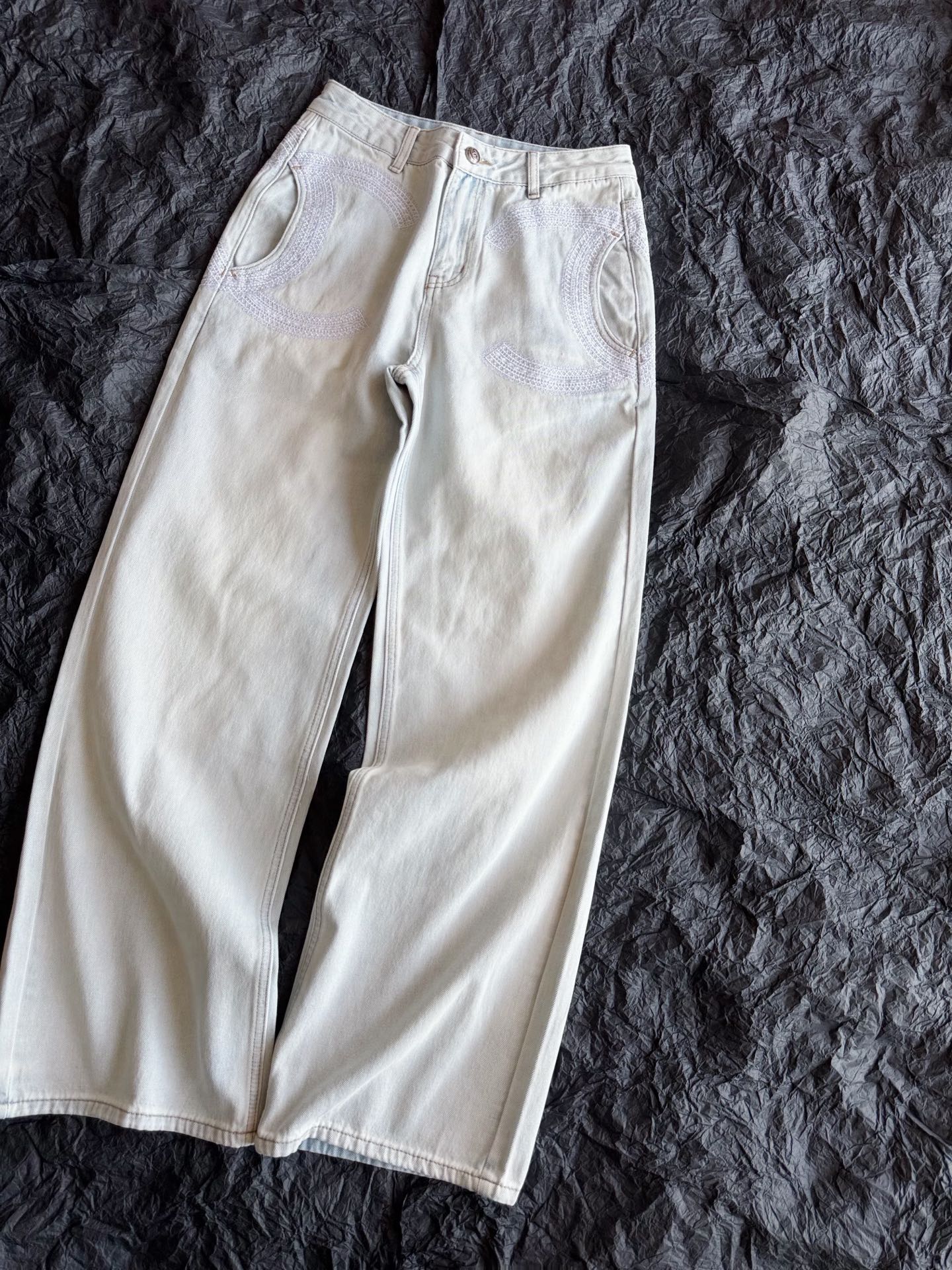 NO:929080,I'm really happy to come across some good-looking jeans that I can wear in the summer. I refuse to keep the bottom of the box when the economy is down. This pair can be worn from now to early autumn ~ Soft and lightweight large double C pattern. Decorated with light-colored lace, low-key but not exaggerated. Washed and distressed light blue, straight version. It has a low sense of daily presence but is unforgettable. I want to wear these pants seven days a week,,jeans,19860909遇到好看的牛仔裤 又是夏天能穿的,我真的好开心 经济下行拒绝压箱底 这一条可以从现在穿到早秋 ~ 柔软轻薄的大双C图案 用浅色系蕾丝点缀,低调不夸张 洗水做旧浅蓝色,直筒版型 日常存在感很低却让人过目不忘 一周巴不得穿七天的神裤,,jeans,,Women's clothing