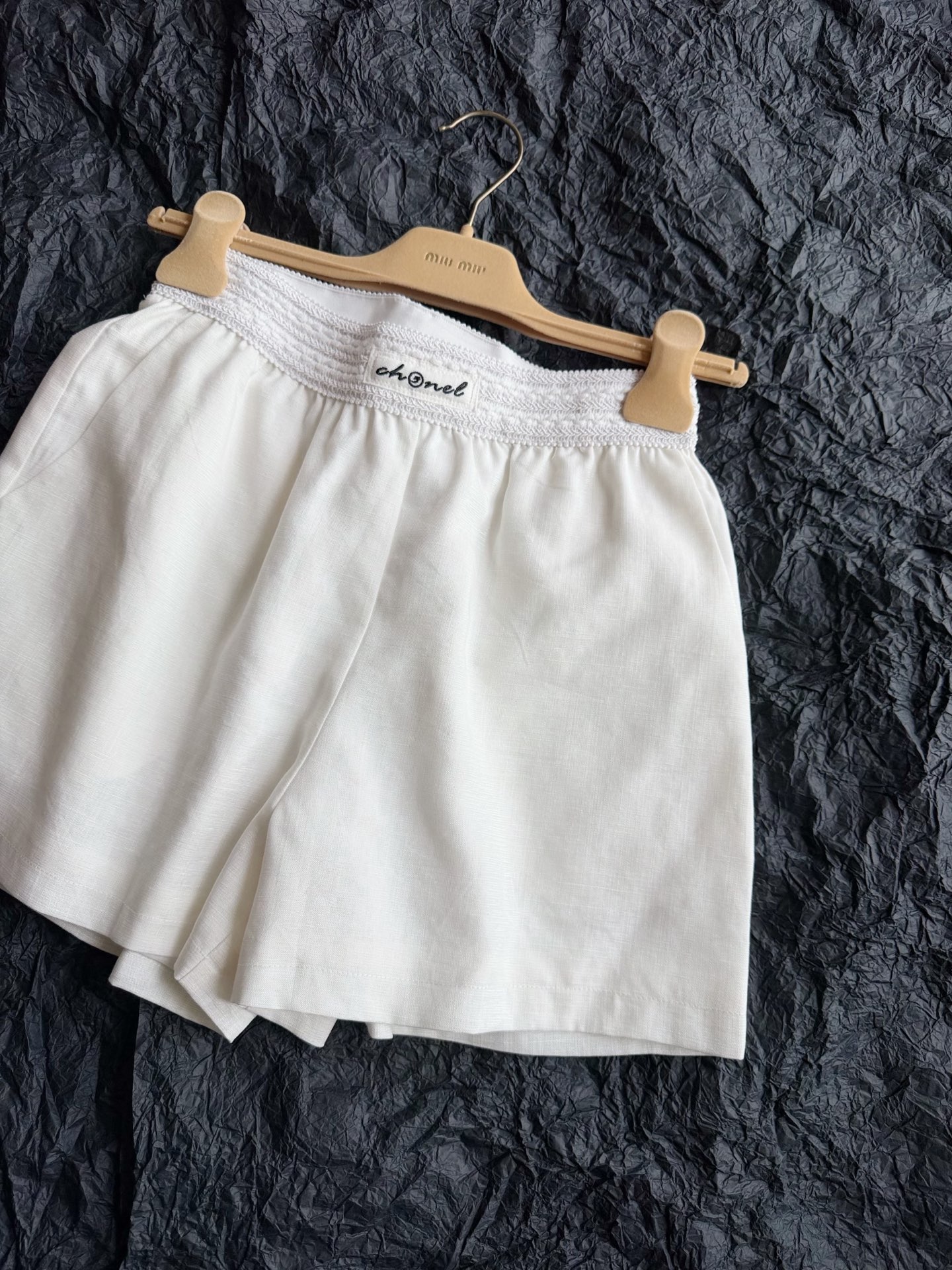 NO:932170,Real photos of white details. This fabric has fine shimmers!! I don’t need to say any more nonsense about how easy it is to wear white shorts. People who have experienced the colorful silk linen lyocell fabric can’t put it down,,shorts,19860909白色·细节实拍图 这个面料带有细闪的喔 !! 白色短裤有多好穿 完全不需要我多废话了. 彩丝亚麻莱赛尔面料 感受过的人都是爱不释手,,shorts,,Women's clothing